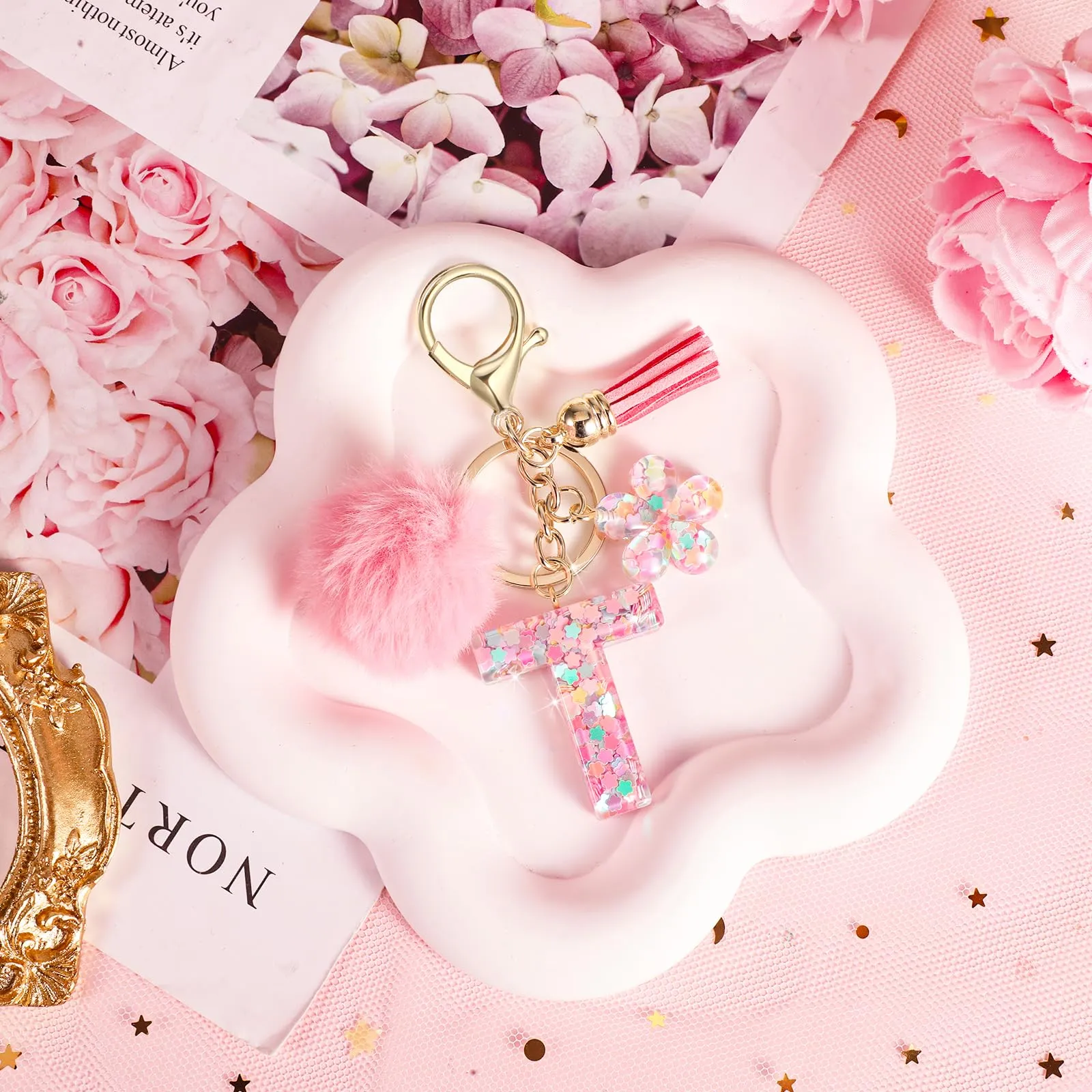JSRQT Portachiavi con Iniziale T Rosa per Donne Ragazze, Nome Portachiavi Lettere dell'alfabeto in Resina a Fiore con Ciondoli a Pompon, Carino Ciondolo alla Moda Key Chain per Borse e Zaini - immagine 7