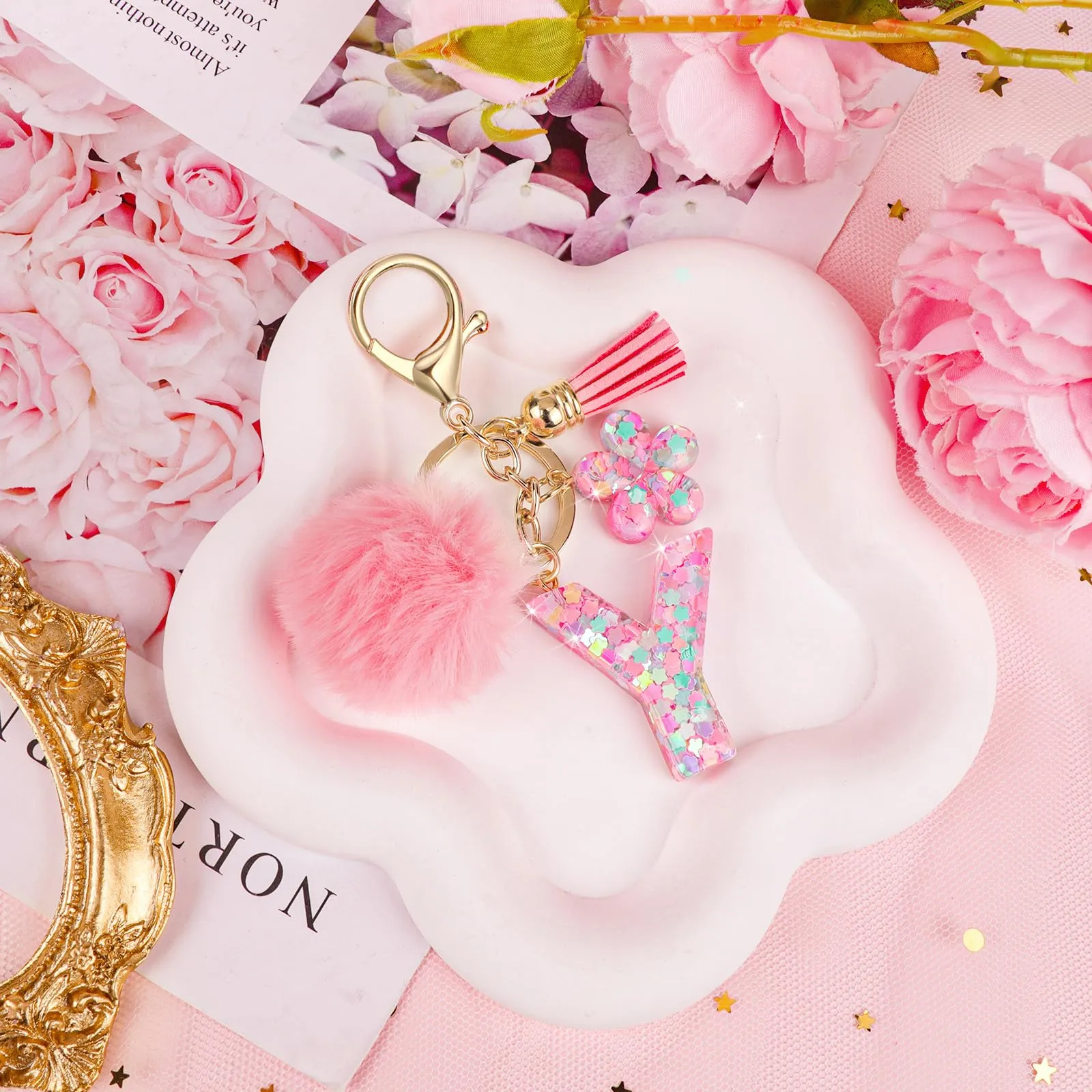 JSRQT Portachiavi con Iniziale Y Rosa per Donne Ragazze, Nome Portachiavi Lettere dell'alfabeto in Resina a Fiore con Ciondoli a Pompon, Carino Ciondolo alla Moda Key Chain per Borse e Zaini - immagine 7