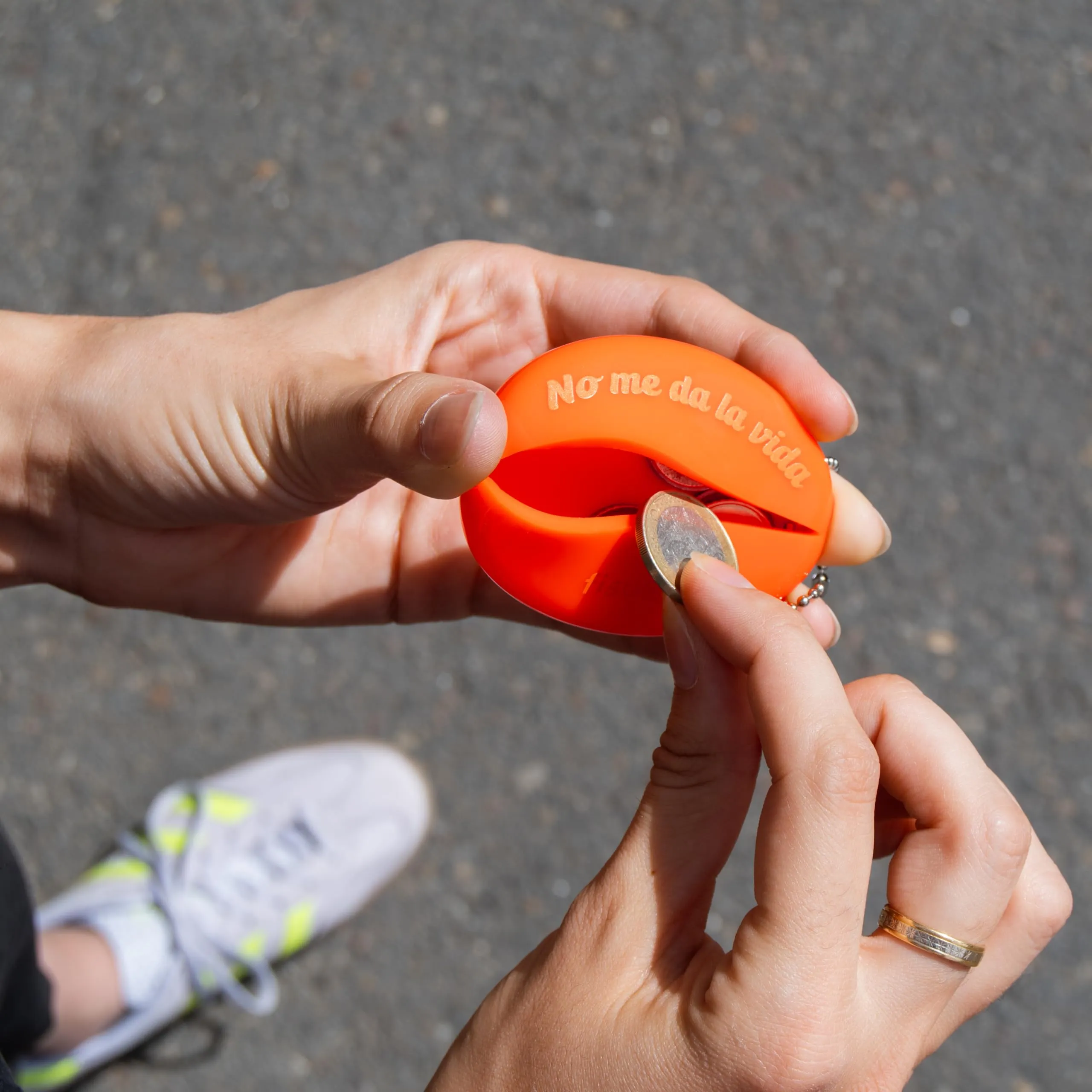 Fisura – Portamonete ovale in gomma “No me da la vida” arancione. Portamonete retrò con catena, mini portafoglio da tasca unisex, regalo originale per ogni occasione. 3 pezzi. - immagine 3