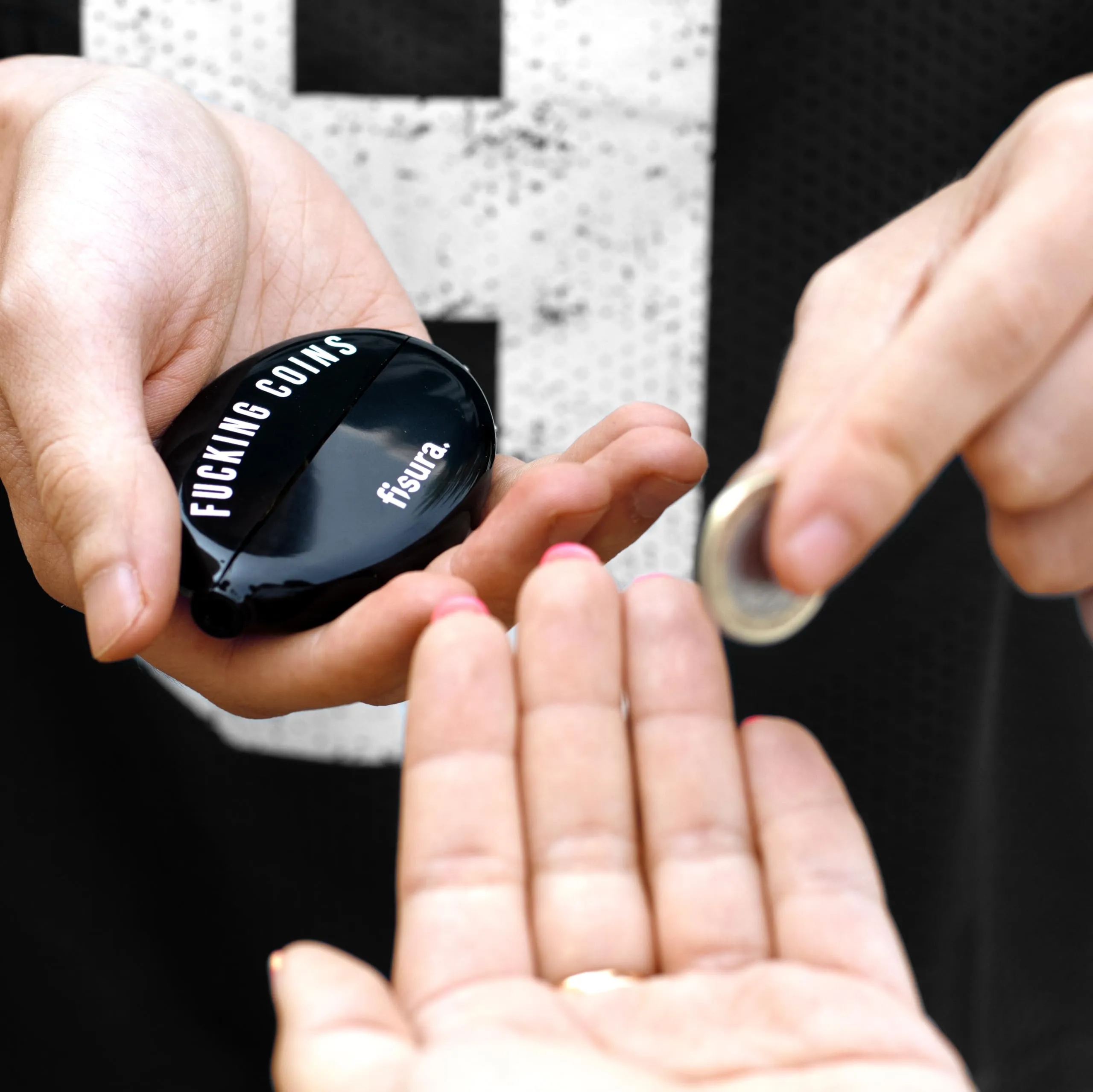 Fisura – Portamonete ovale in gomma “F*cking coins” nero. Portamonete retrò con catenella, mini portafoglio da tasca unisex, idea regalo originale. 5 pezzi. - immagine 7