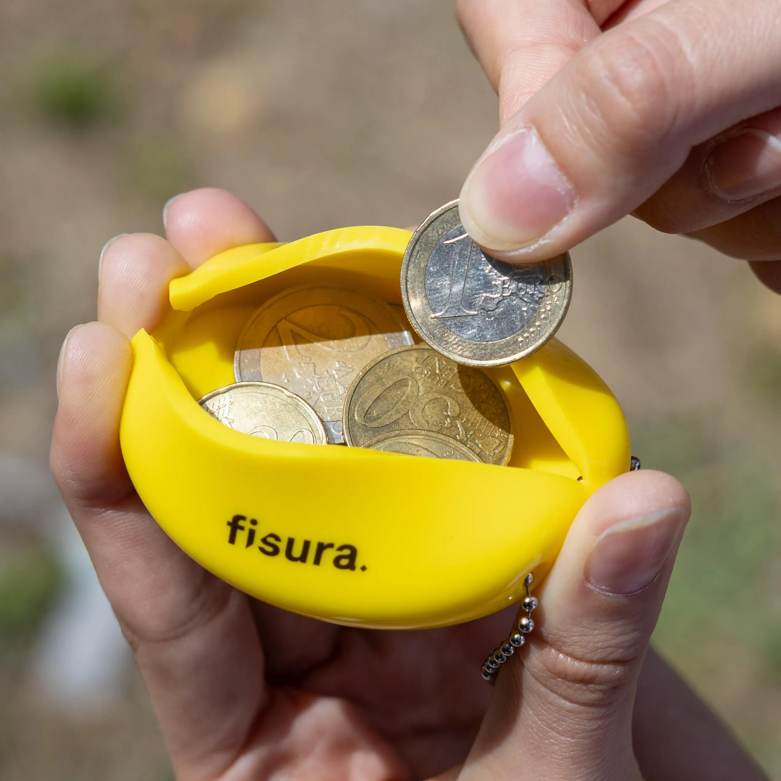 Fisura – Portamonete ovale in gomma “Insert coin” giallo. Portamonete retrò con catenella, portafoglio da tasca per tutti i giorni, idea regalo unisex. 5 pezzi. - immagine 3