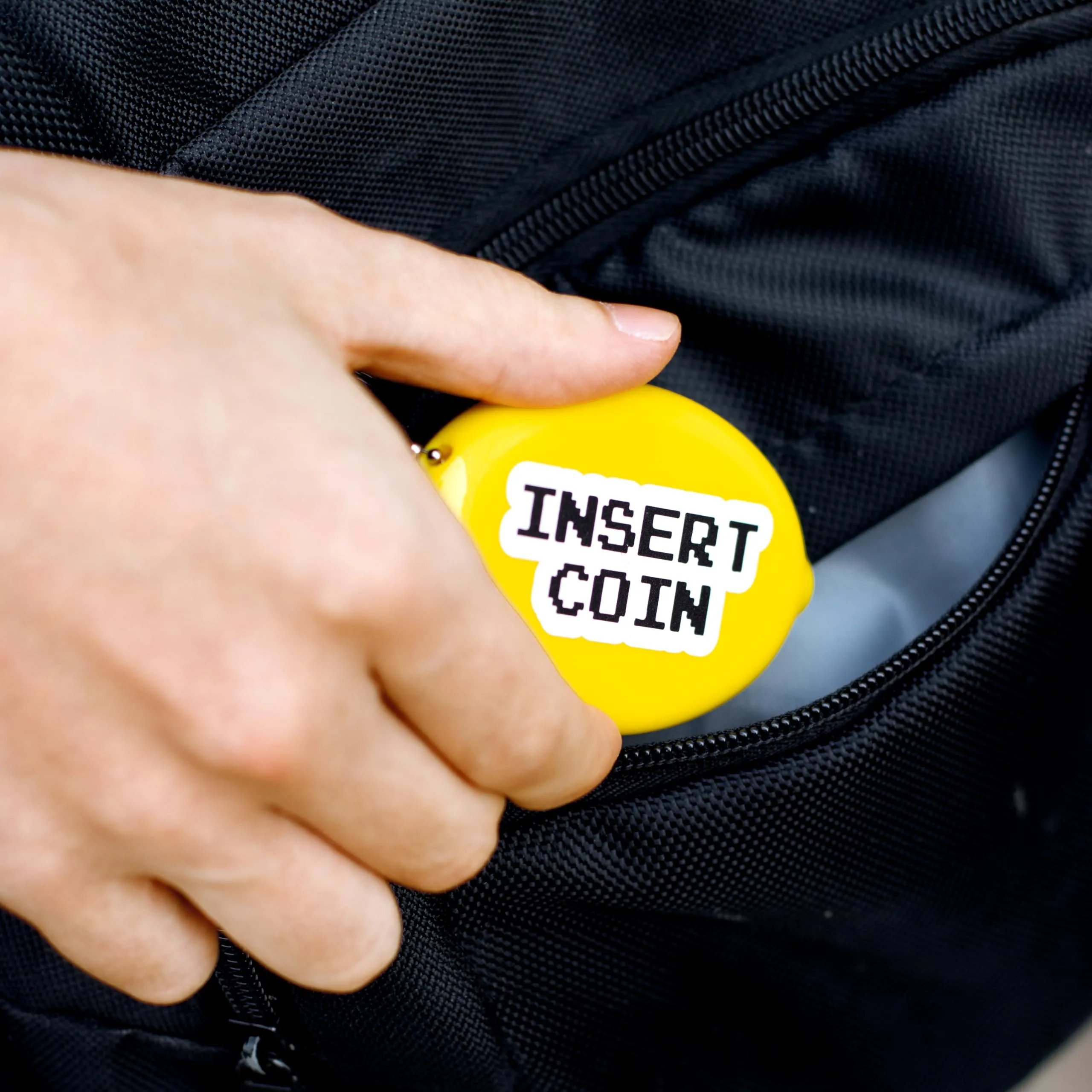Fisura – Portamonete ovale in gomma “Insert coin” giallo. Portamonete retrò con catenella, portafoglio da tasca per tutti i giorni, idea regalo unisex. 5 pezzi. - immagine 5