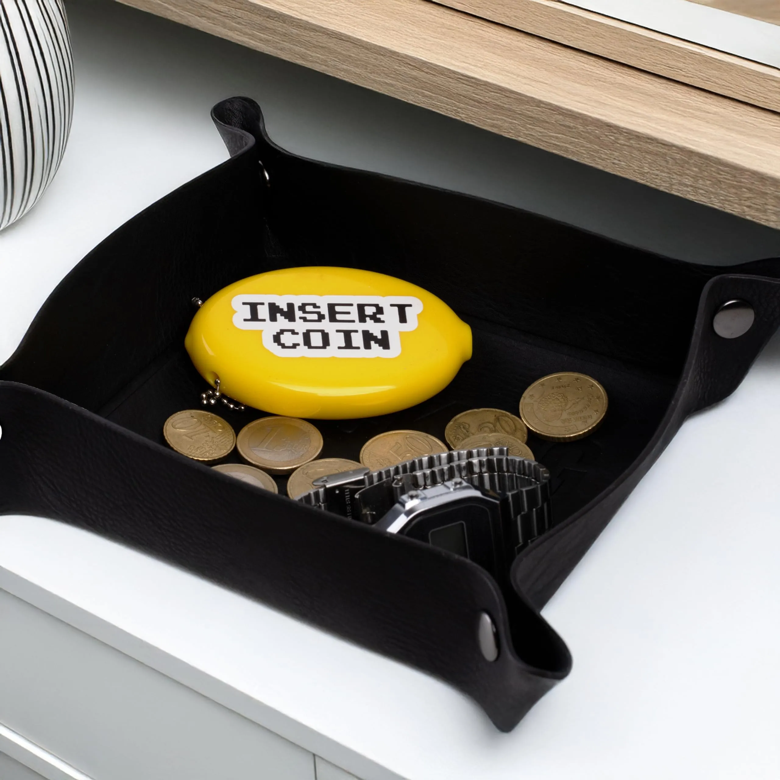 Fisura – Portamonete ovale in gomma “Insert coin” giallo. Portamonete retrò con catenella, portafoglio da tasca per tutti i giorni, idea regalo unisex. 5 pezzi. - immagine 6
