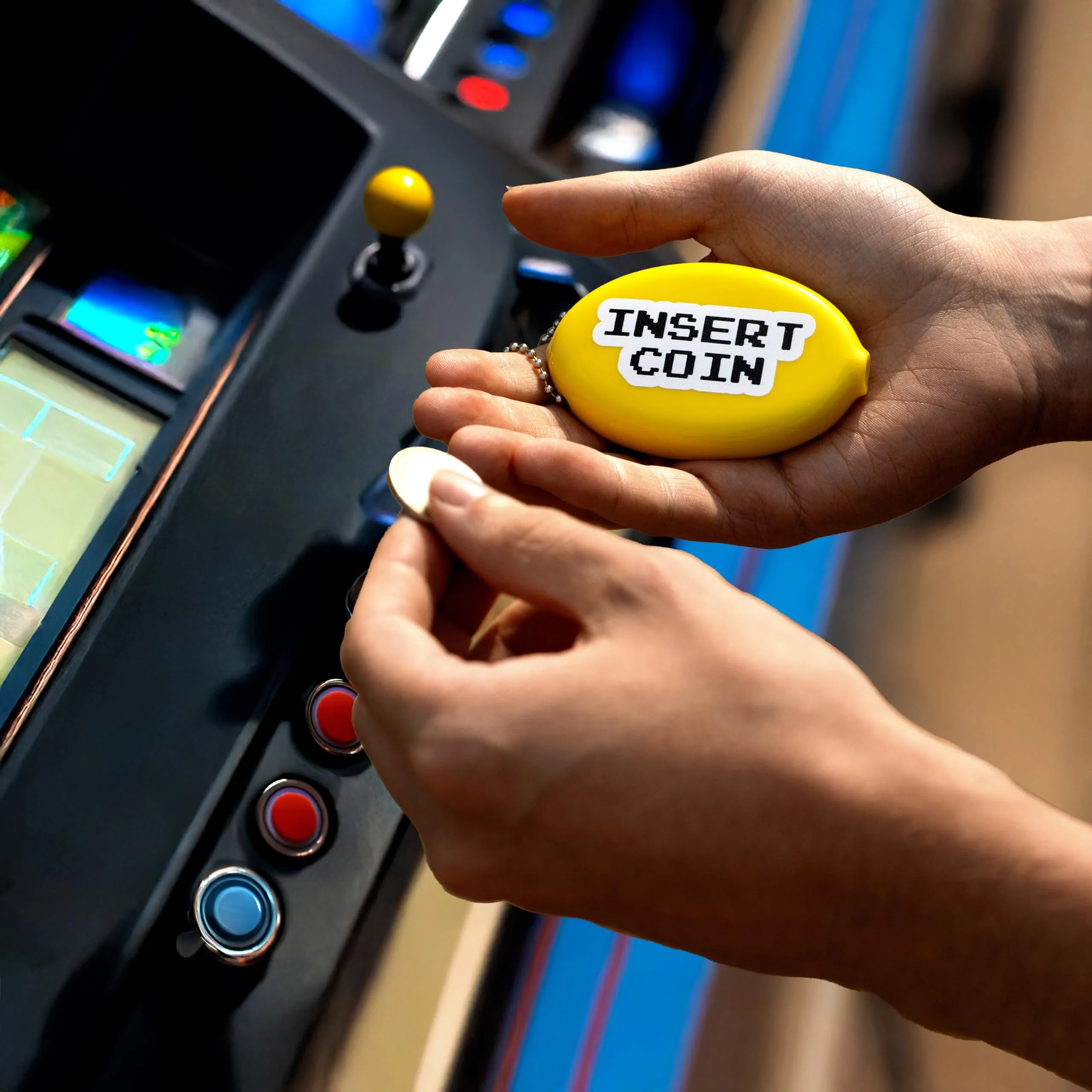Fisura – Portamonete ovale in gomma “Insert coin” giallo. Portamonete retrò con catenella, portafoglio da tasca per tutti i giorni, idea regalo unisex. 3 pezzi. - immagine 7