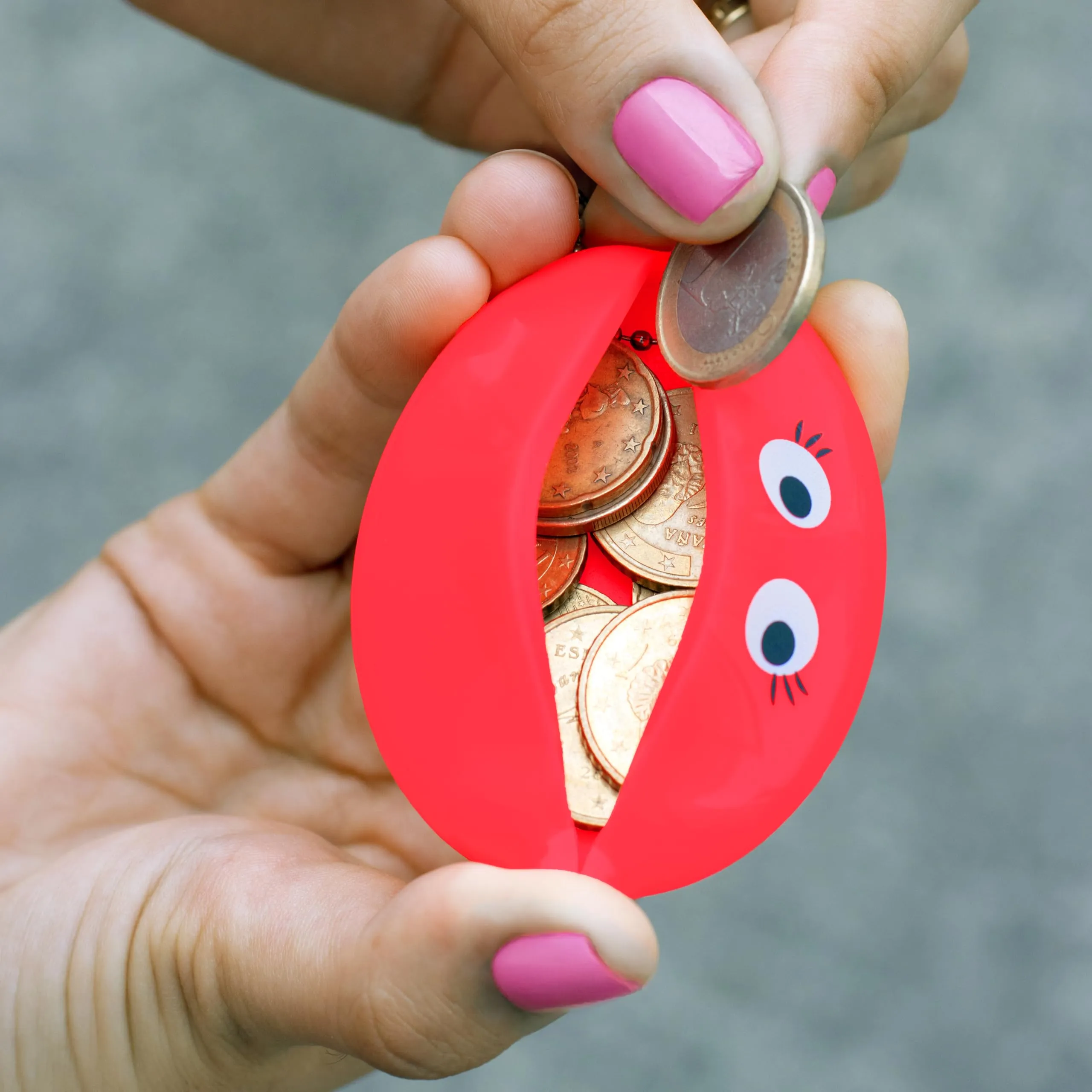 Fisura – Portamonete ovale in gomma “Ojos” rosa. Portamonete retrò con catenella, portafoglio tascabile unisex, accessorio pratico e creativo. 5 pezzi. - immagine 3