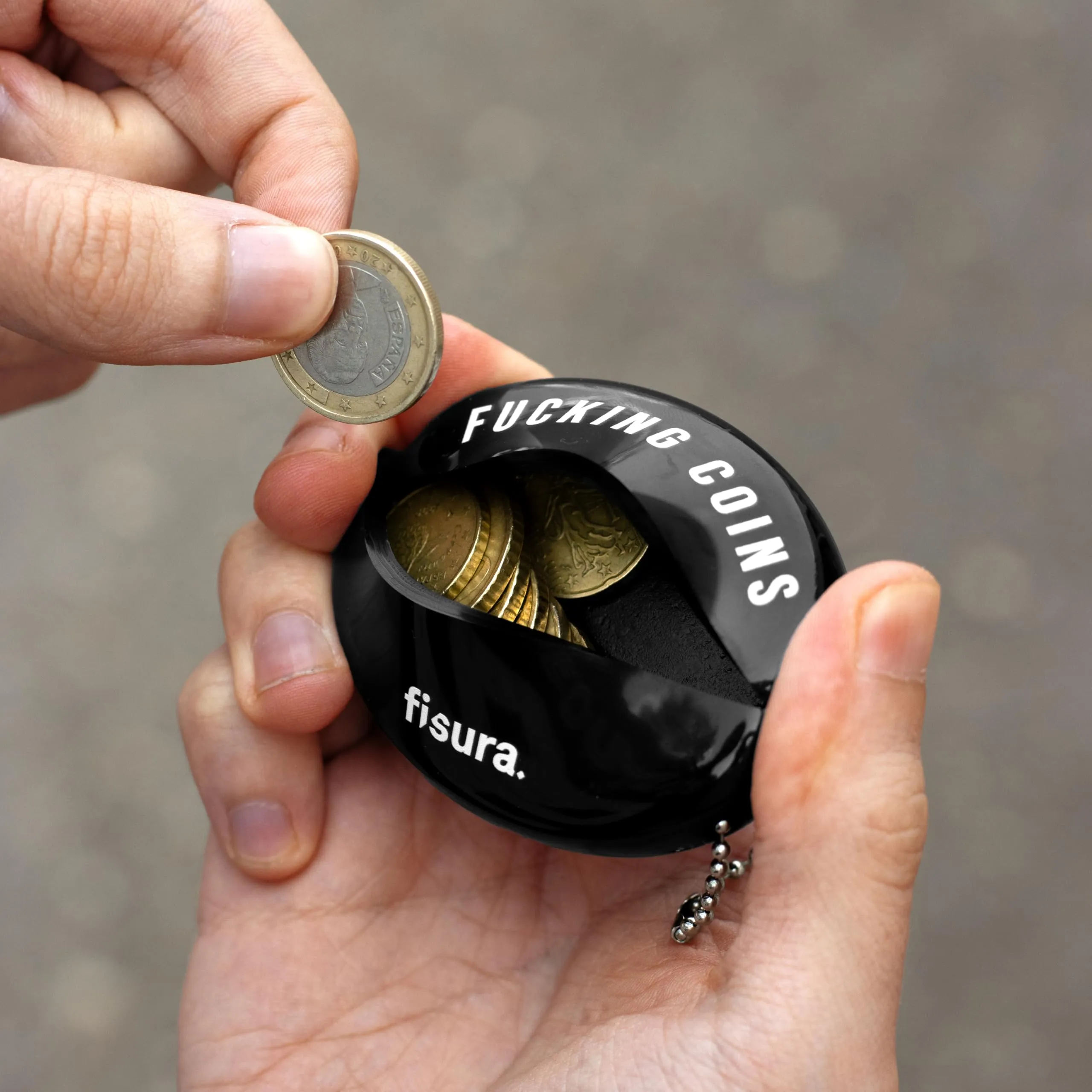 Fisura – Portamonete ovale in gomma “F*cking coins” nero. Portamonete retrò con catenella, mini portafoglio da tasca unisex, idea regalo originale. 3 pezzi. - immagine 3