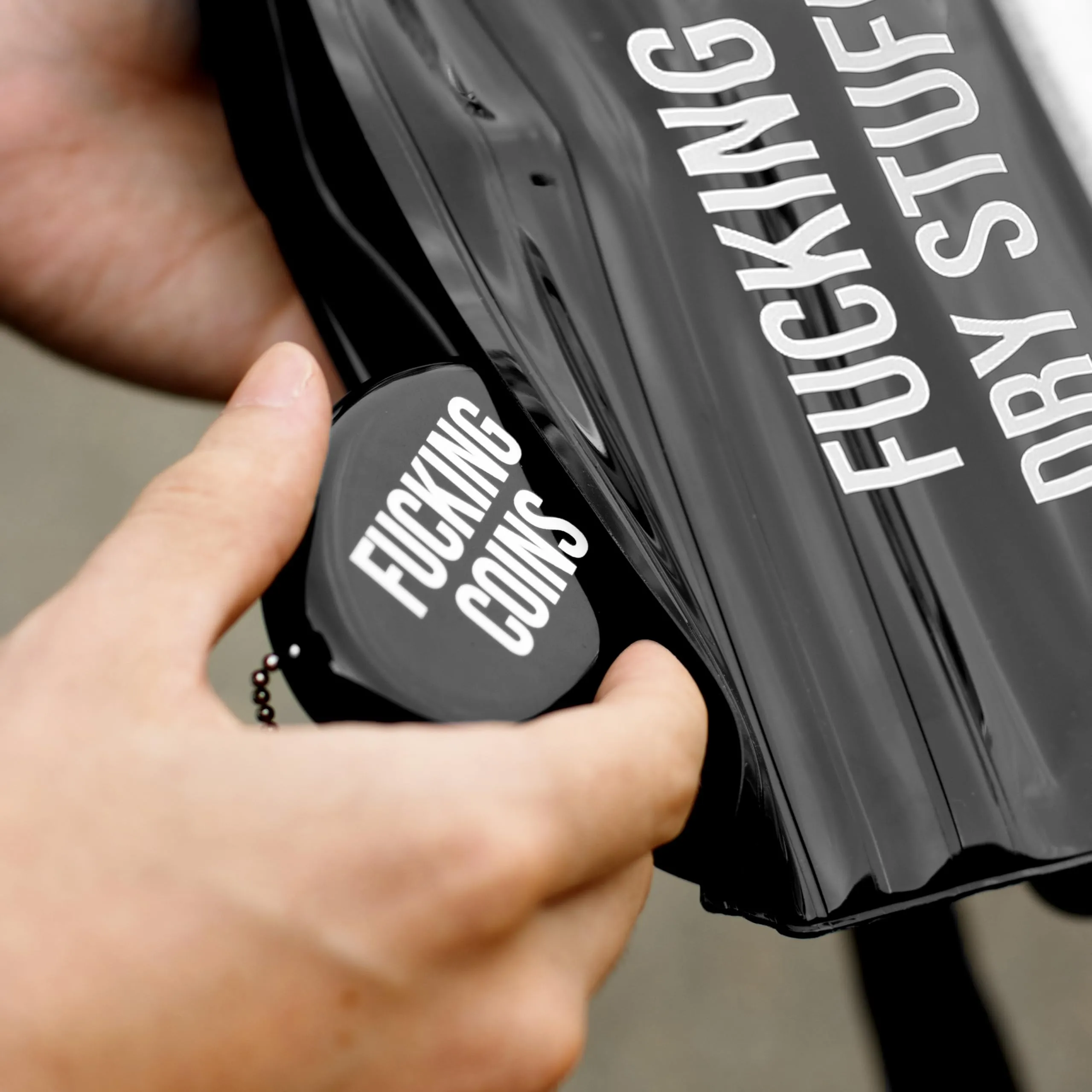 Fisura – Portamonete ovale in gomma “F*cking coins” nero. Portamonete retrò con catenella, mini portafoglio da tasca unisex, idea regalo originale. 1 pezzo. - immagine 5