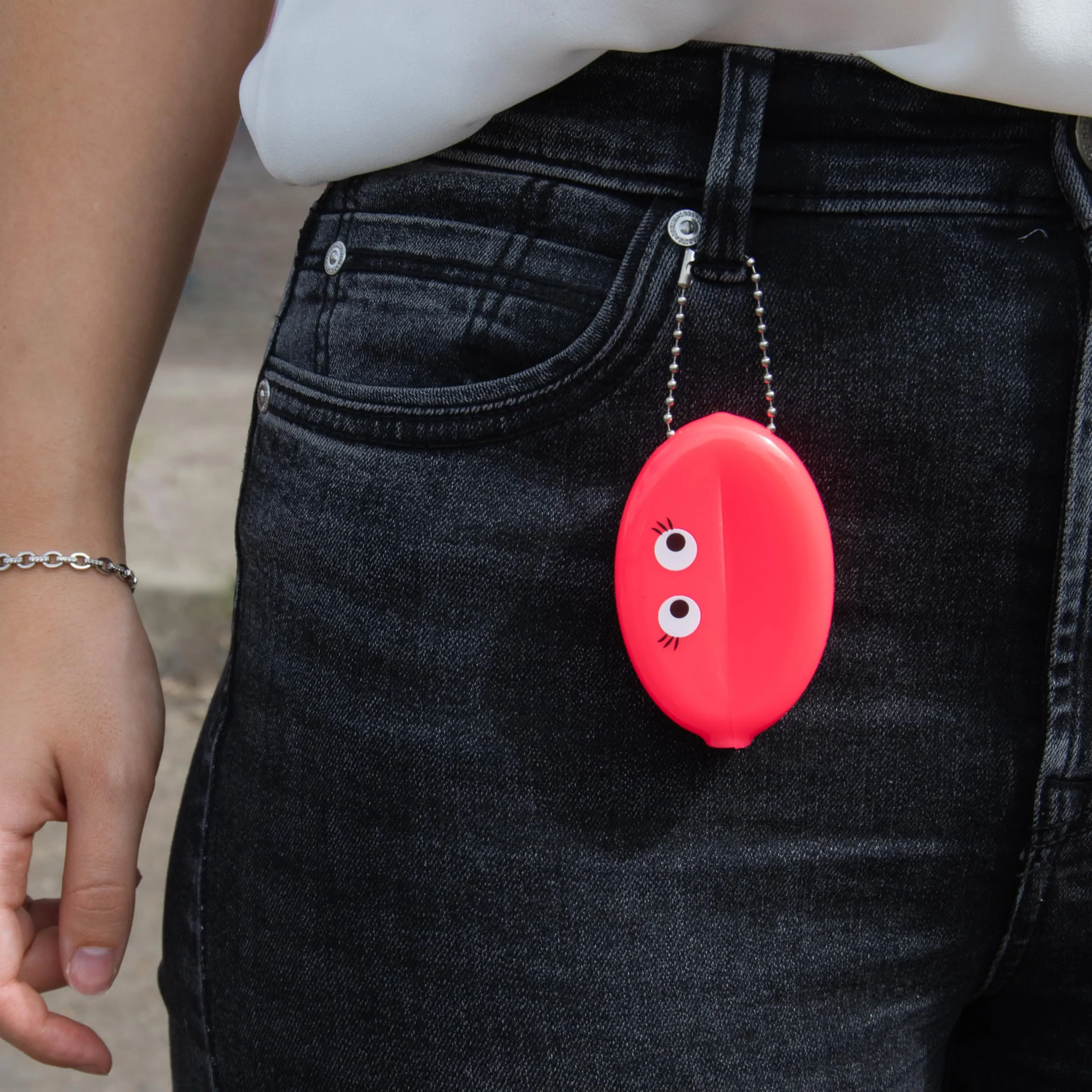 Fisura – Portamonete ovale in gomma “Ojos” rosa. Portamonete retrò con catenella, portafoglio tascabile unisex, accessorio pratico e creativo. 3 pezzi. - immagine 4