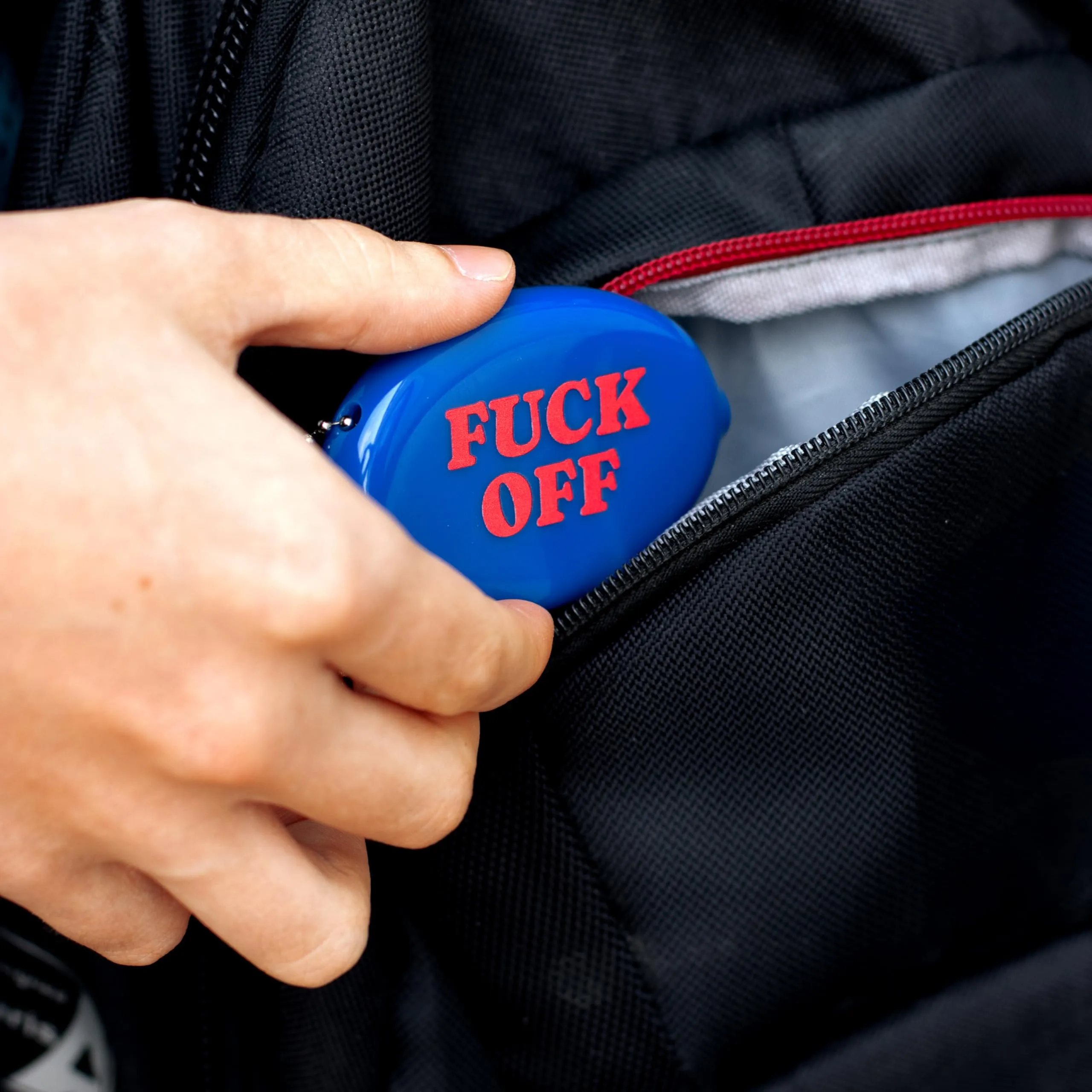 Fisura – Portamonete ovale in gomma “F*ck off” blu scuro. Portamonete retrò con catenella, portafoglio compatto da tasca unisex, regalo divertente e originale. 3 pezzi. - immagine 5