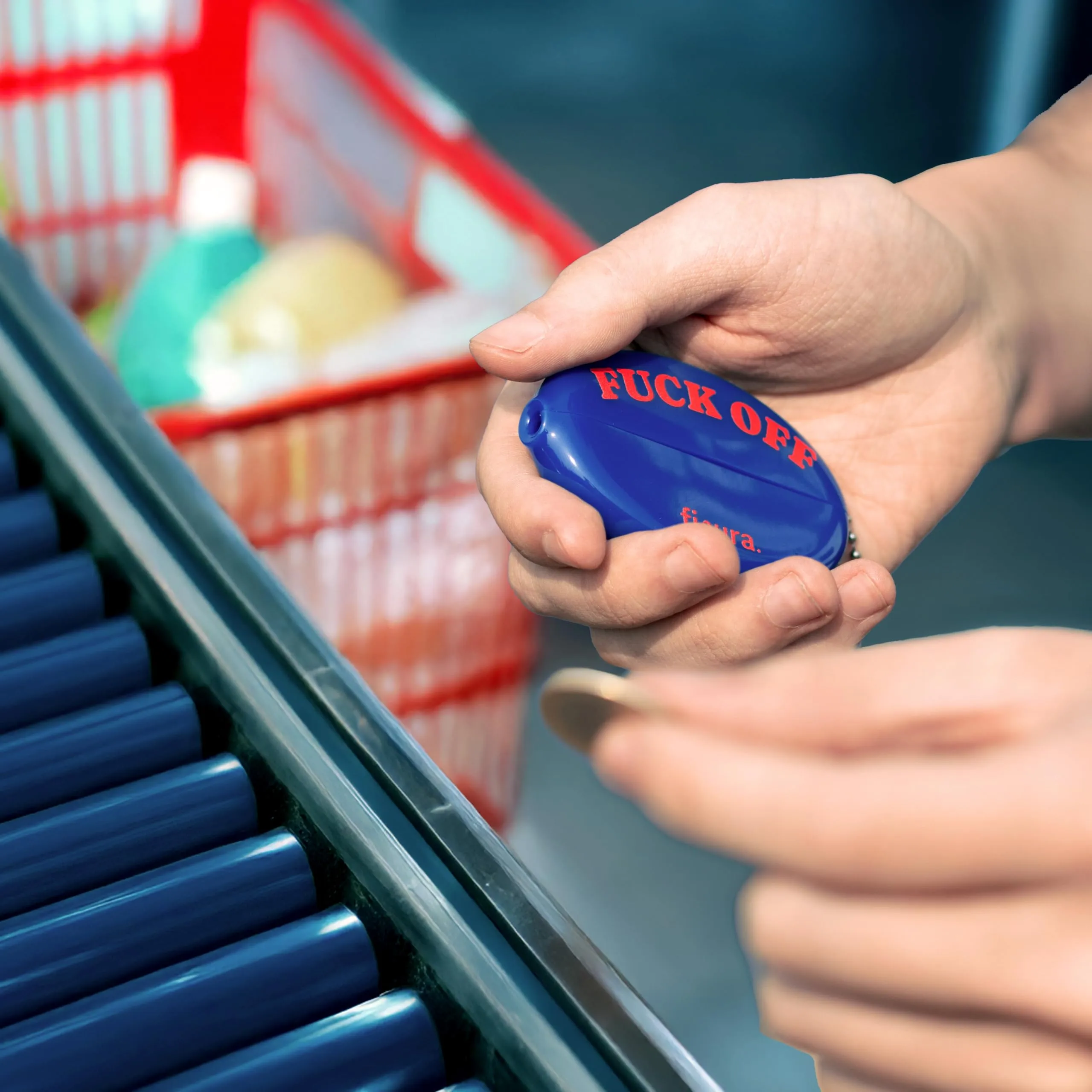 Fisura – Portamonete ovale in gomma “F*ck off” blu scuro. Portamonete retrò con catenella, portafoglio compatto da tasca unisex, regalo divertente e originale. 3 pezzi. - immagine 7