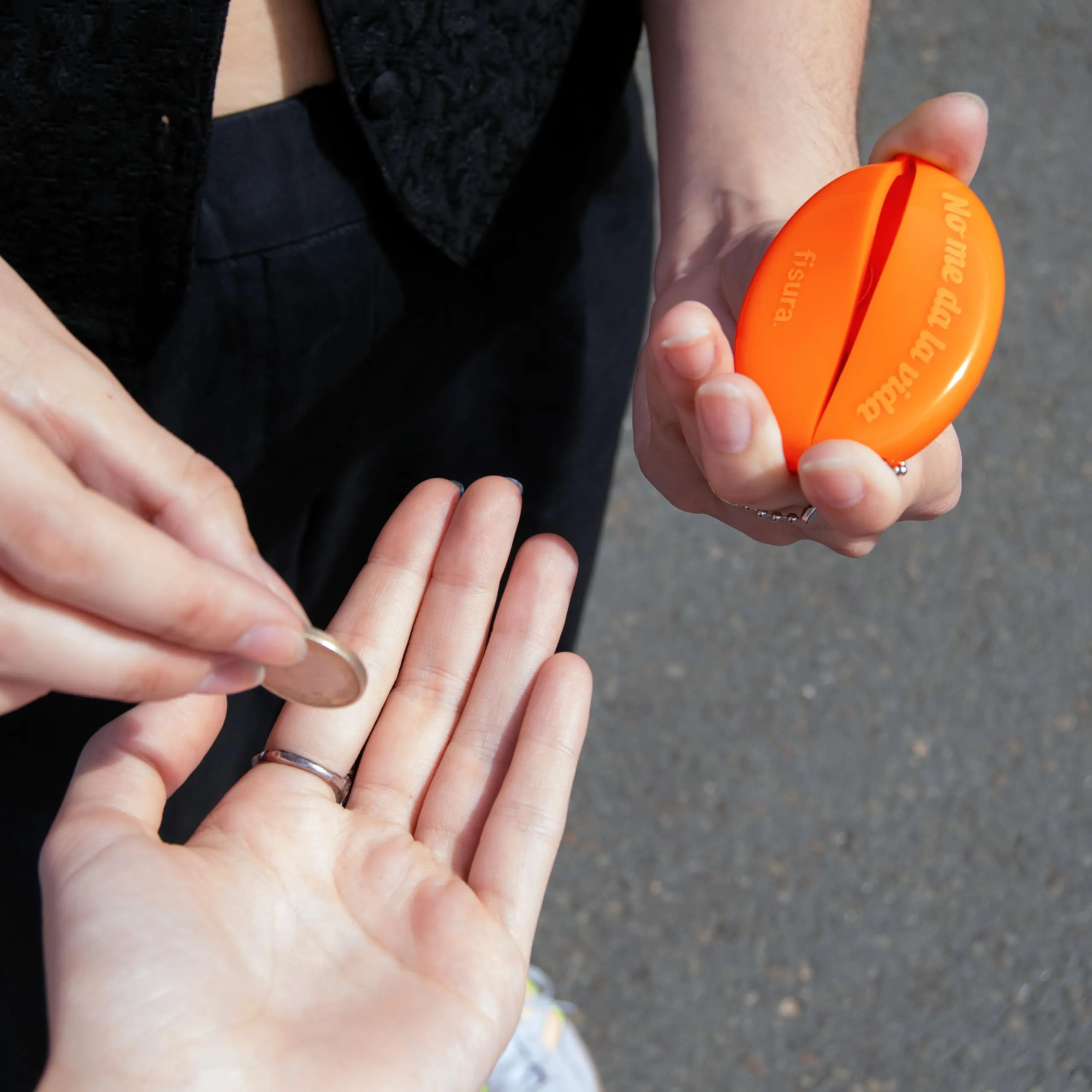 Fisura – Portamonete ovale in gomma “No me da la vida” arancione. Portamonete retrò con catena, mini portafoglio da tasca unisex, regalo originale per ogni occasione. 1 pezzo. - immagine 7