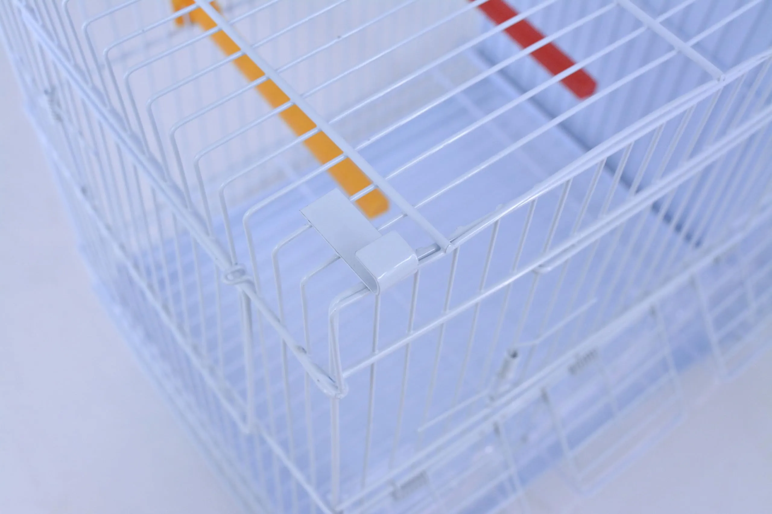 Pet's Solution - Gabbia Cova per Uccelli, Ideale per Allevamento e Predisposizione Modulare Verticale, con Divisori, Griglia e Vassoio Estraibili, Posatoi e 6 Mangiatoie (Bianca) - immagine 6