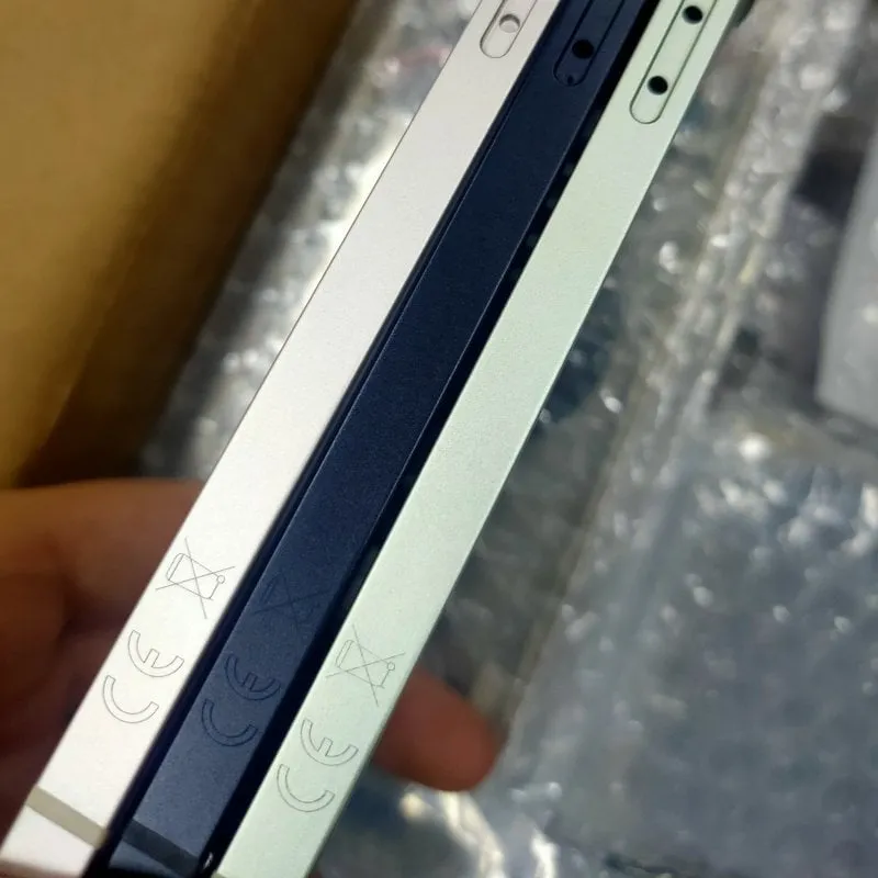 Sostituzione della cover posteriore dell'iPhone 12 con logo CE - immagine 1