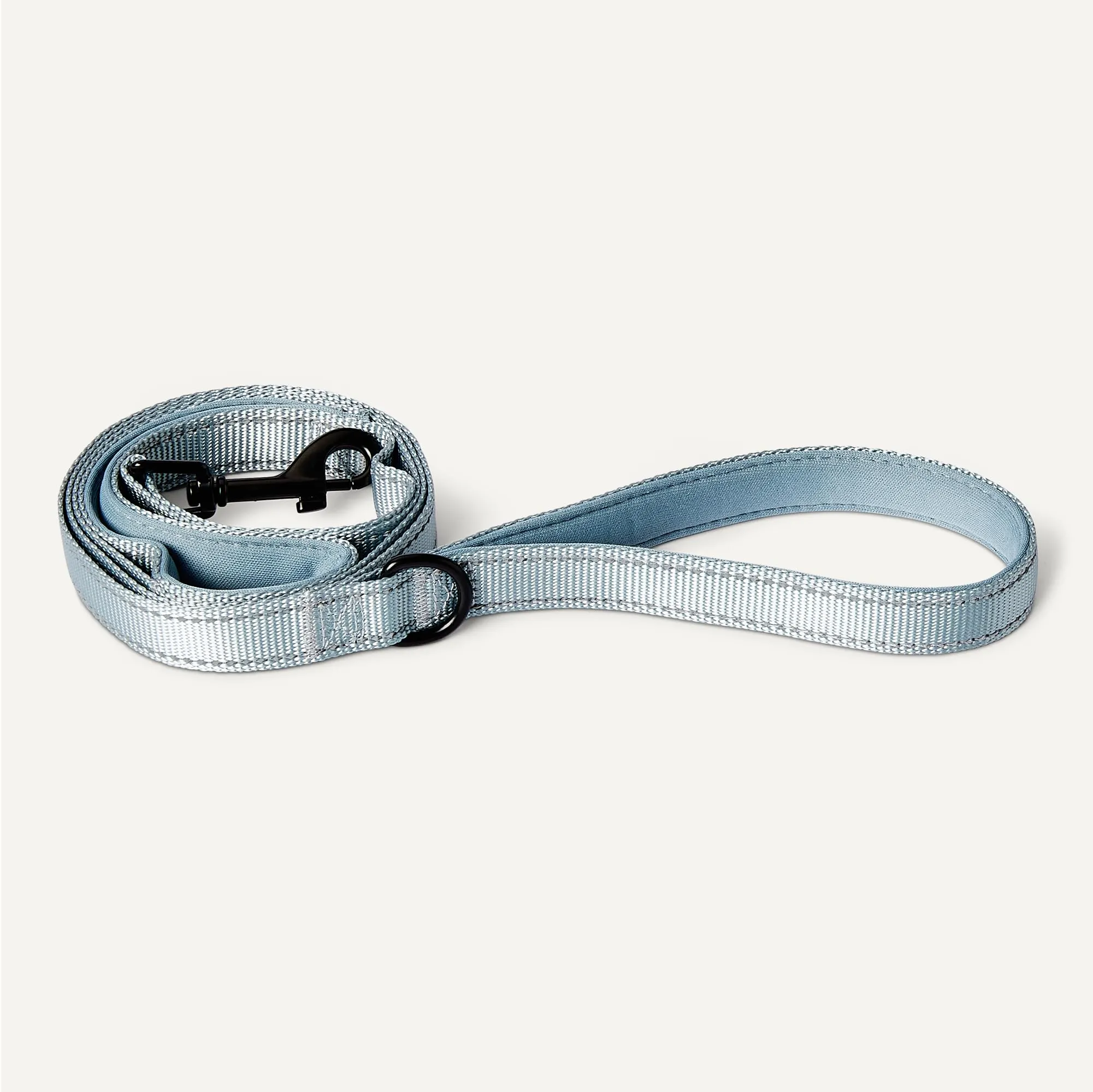 Amazon Basics - Guinzaglio Riflettente su Entrambi i Lati per Cani con Doppia Impugnatura Imbottita e Anello a D, 180cm, Nero/Blu - immagine 4