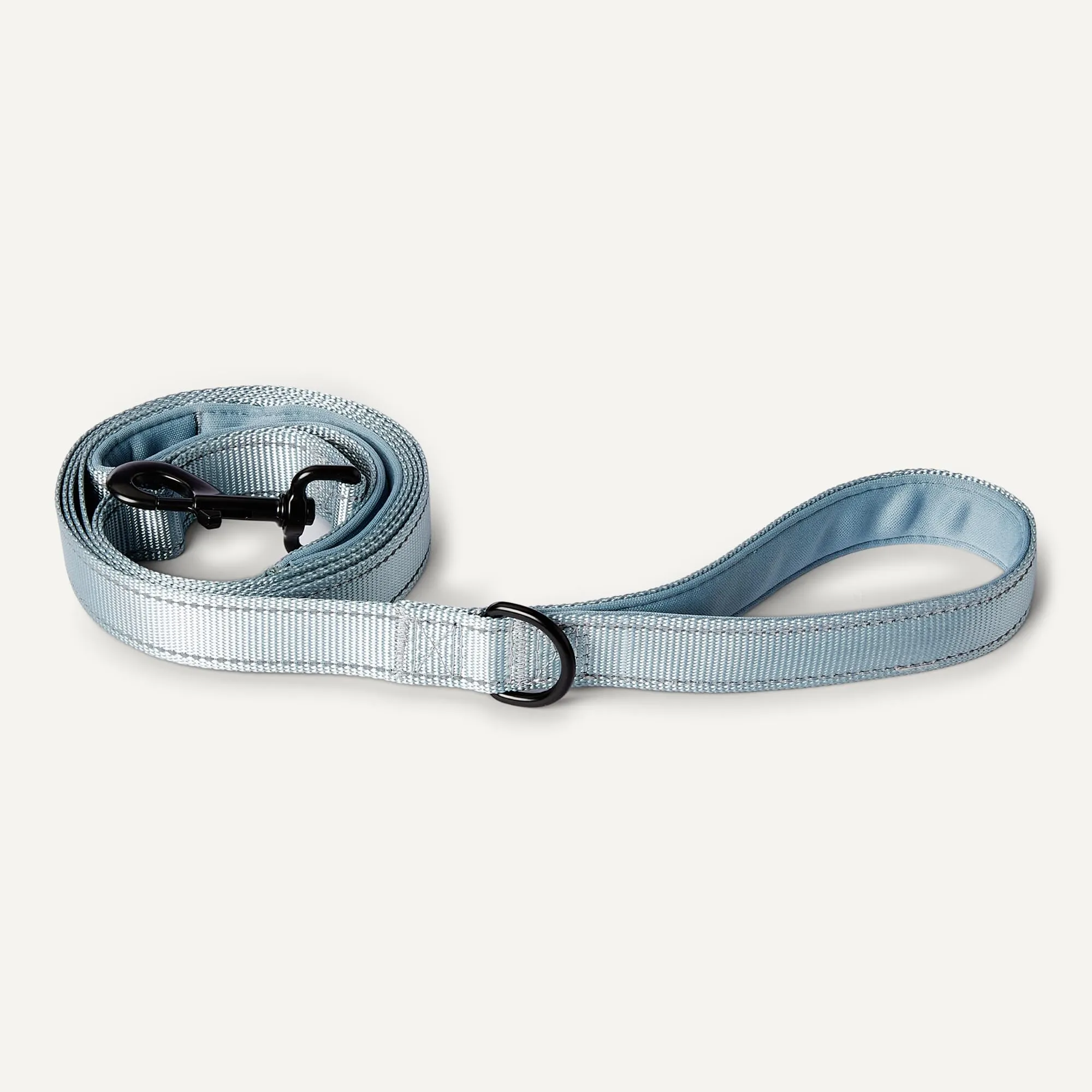 Amazon Basics - Guinzaglio Riflettente su Entrambi i Lati per Cani con Doppia Impugnatura Imbottita e Anello a D, 120cm, Nero/Blu - immagine 4