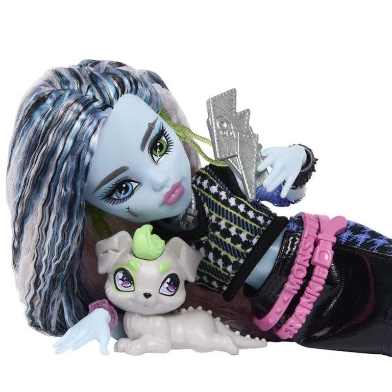 Bambola articolata Monster High Frankie Stein con Watzie e 7 accessori - immagine 1
