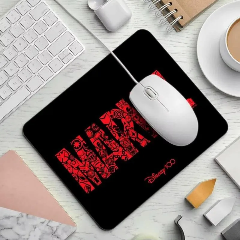 Tappeto Gaming Disney Marvel 100th Anniversario M Antiscivolo Rosso e Nero - immagine 1