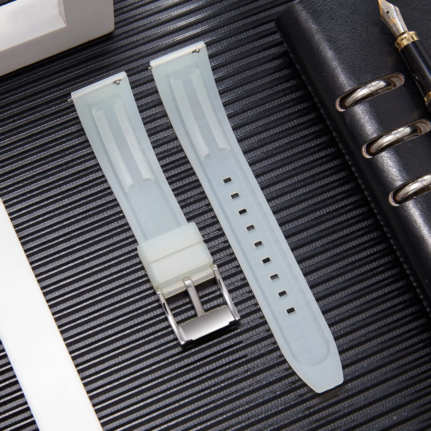 BINLUN Cinturini per Orologio in Silicone a Sgancio Rapido Cinturino in Gomma Sportivo 19mm Cinturini di Ricambio per Smartwatches per Uomo e Donna (Bianco Trasparente, 19mm) - immagine 3