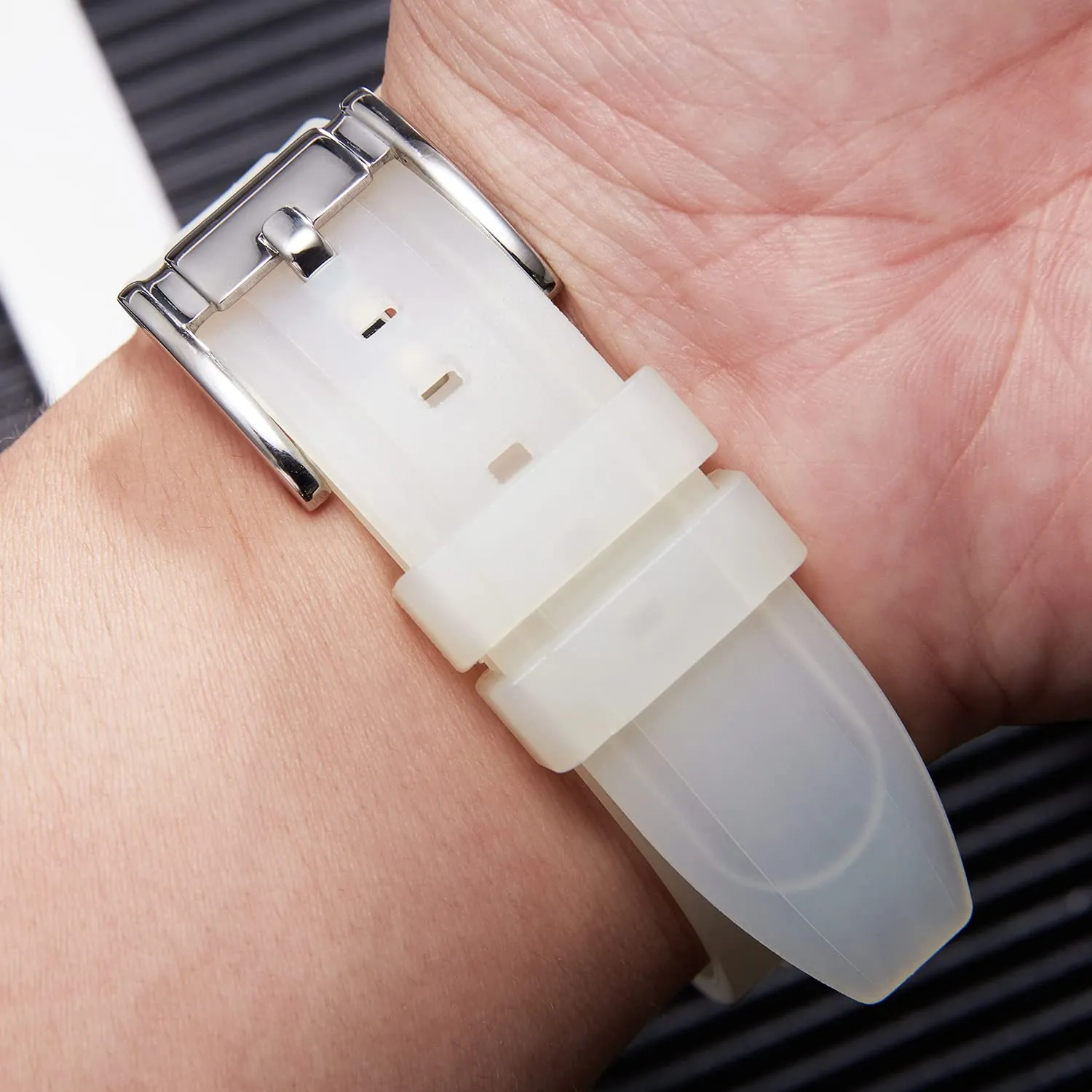 BINLUN Cinturini per Orologio in Silicone a Sgancio Rapido Cinturino in Gomma Sportivo 19mm Cinturini di Ricambio per Smartwatches per Uomo e Donna (Bianco Trasparente, 19mm) - immagine 6
