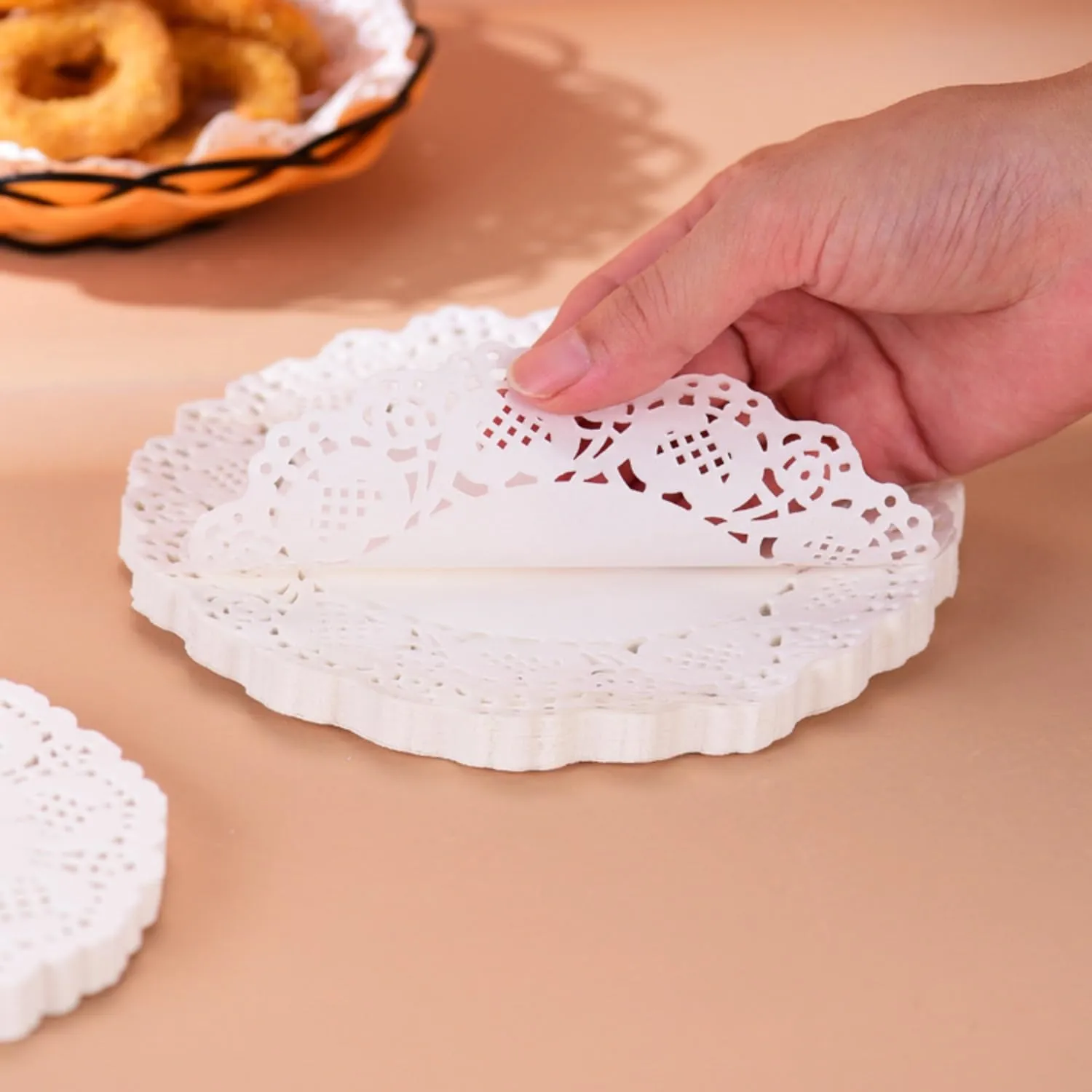Centrini Carta Pizzo, 150 pezzi 3,5 pollici Bianco Pizzo Centrino Carta Rotondo per Dessert, Matrimonio, Decorazione per Tavola - immagine 3