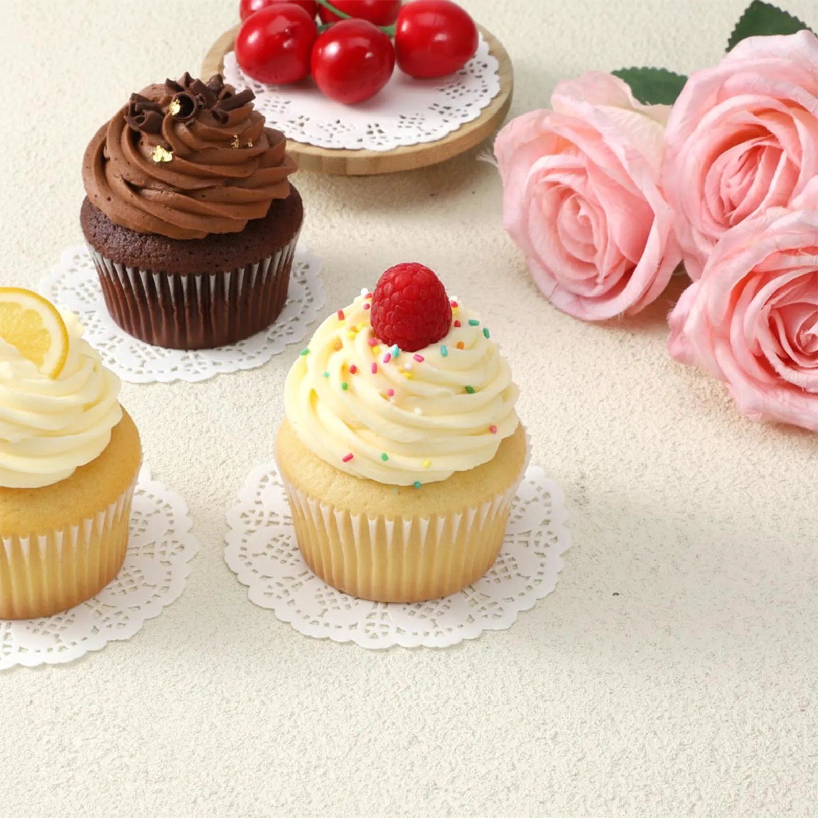 300 centrini di carta rotondi in pizzo da 8,9 cm, per vassoi da dessert, tovagliette di carta bianca usa e getta, per matrimoni, compleanni, stoviglie, cibo, torte, dessert, decorazioni - immagine 7