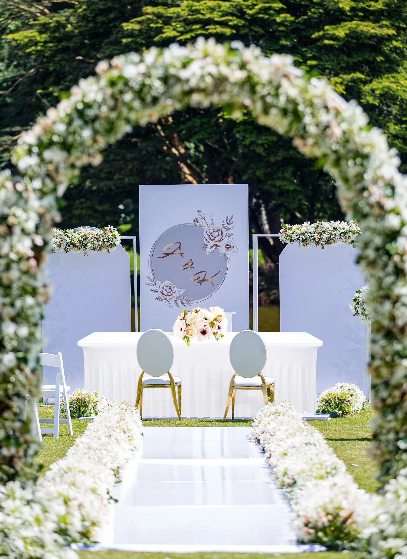 2 gonne da tavolo in spandex, 244 x 76 x 76 cm, bianco elasticizzato, con gonna, lavabile, per tavoli rettangolari da 8 piedi, copertura retrattile per matrimoni, banchetti e fiere - immagine 6