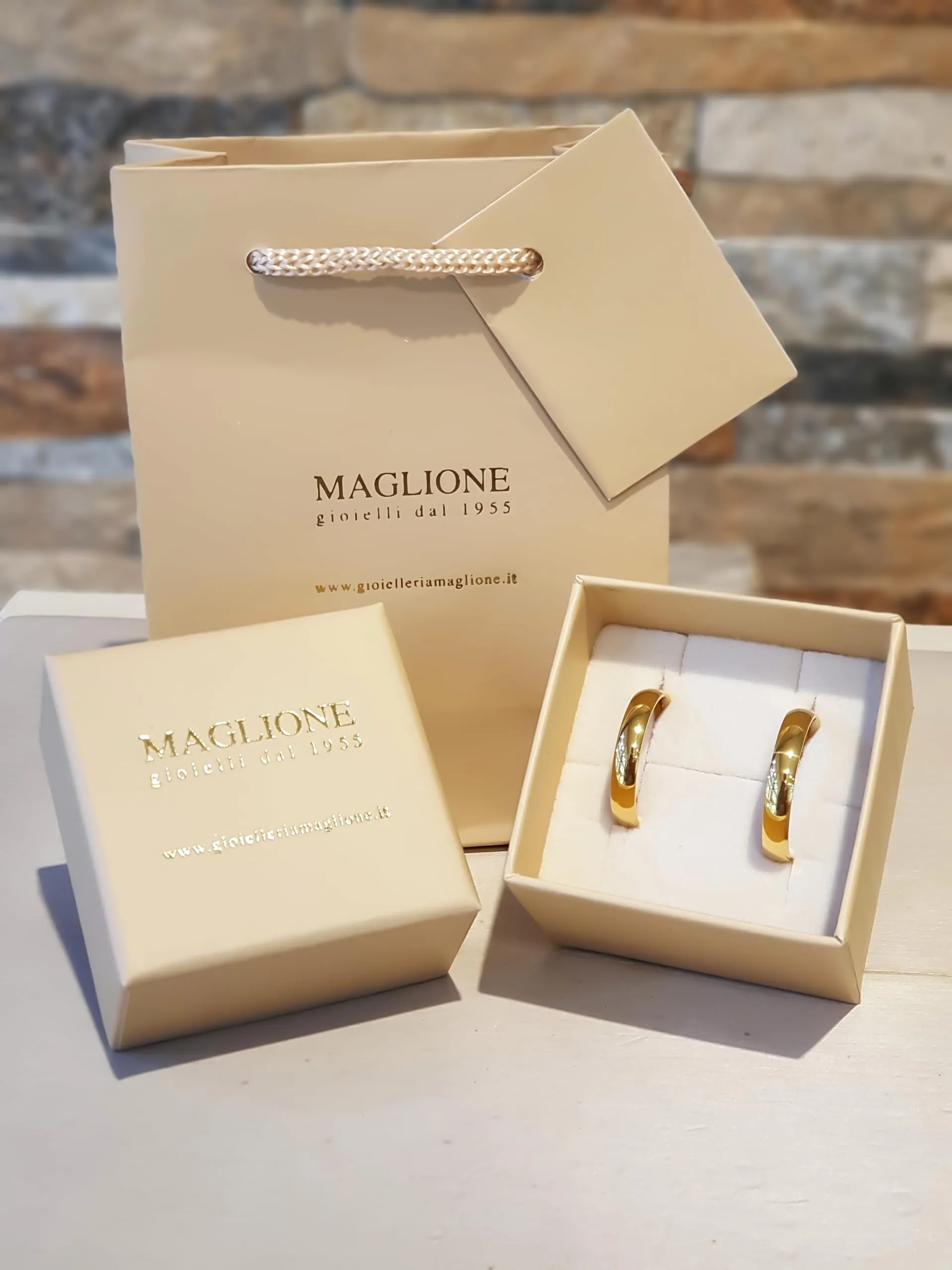 Maglione Gioielli Fede Nuziale pvd Oro Giallo 18kt bombatura comoda 4mm con astuccio portafede e garanzia incisione gratuita - immagine 3