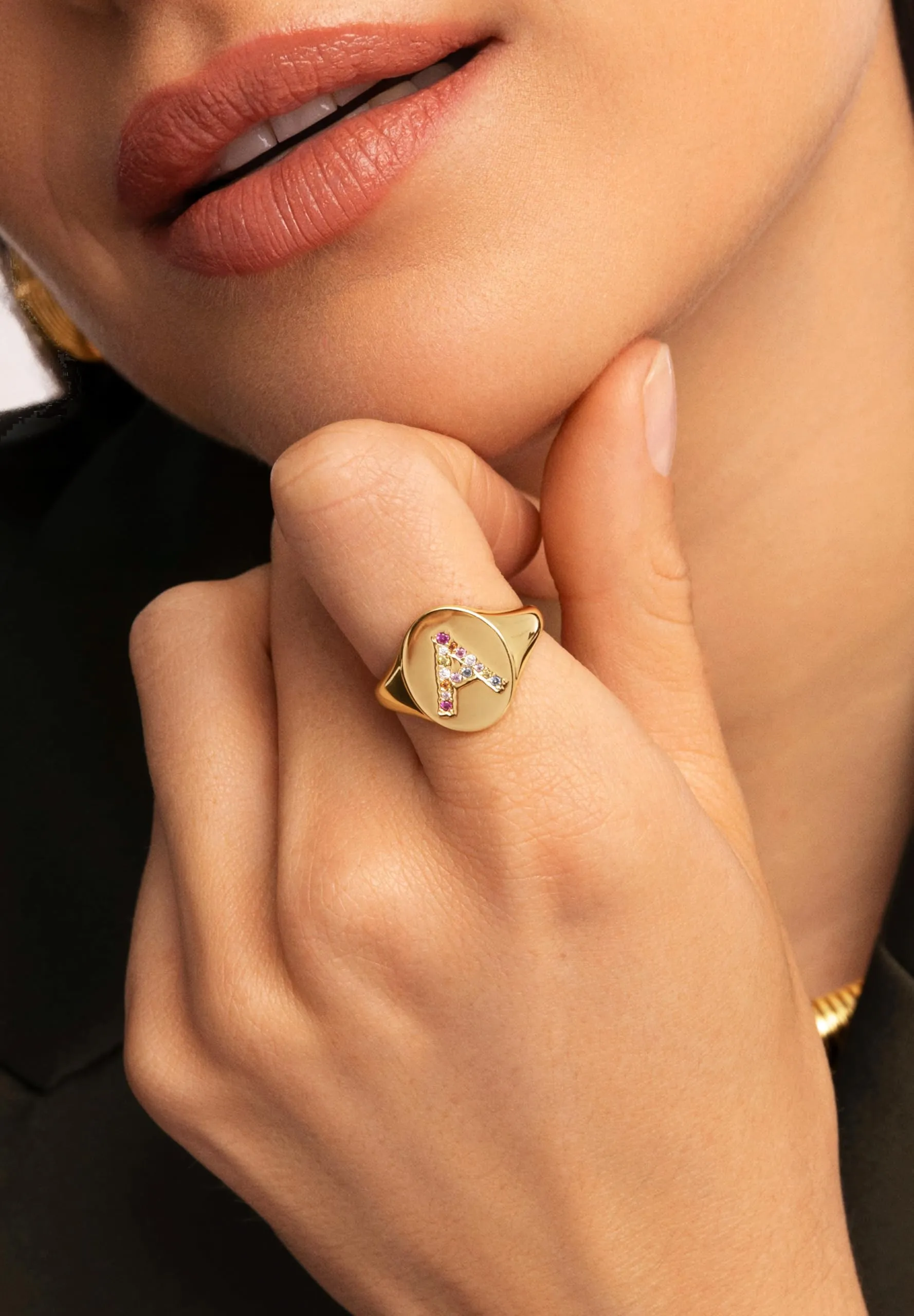 SINGULARU - Anello Personalizzato Signet Letter Colors. Ottone con Finitura Placcata Oro 18Kt. Anello con Motivo Lettera e Zirconi Colorati. Gioielli da Donna. Lettera I - immagine 2