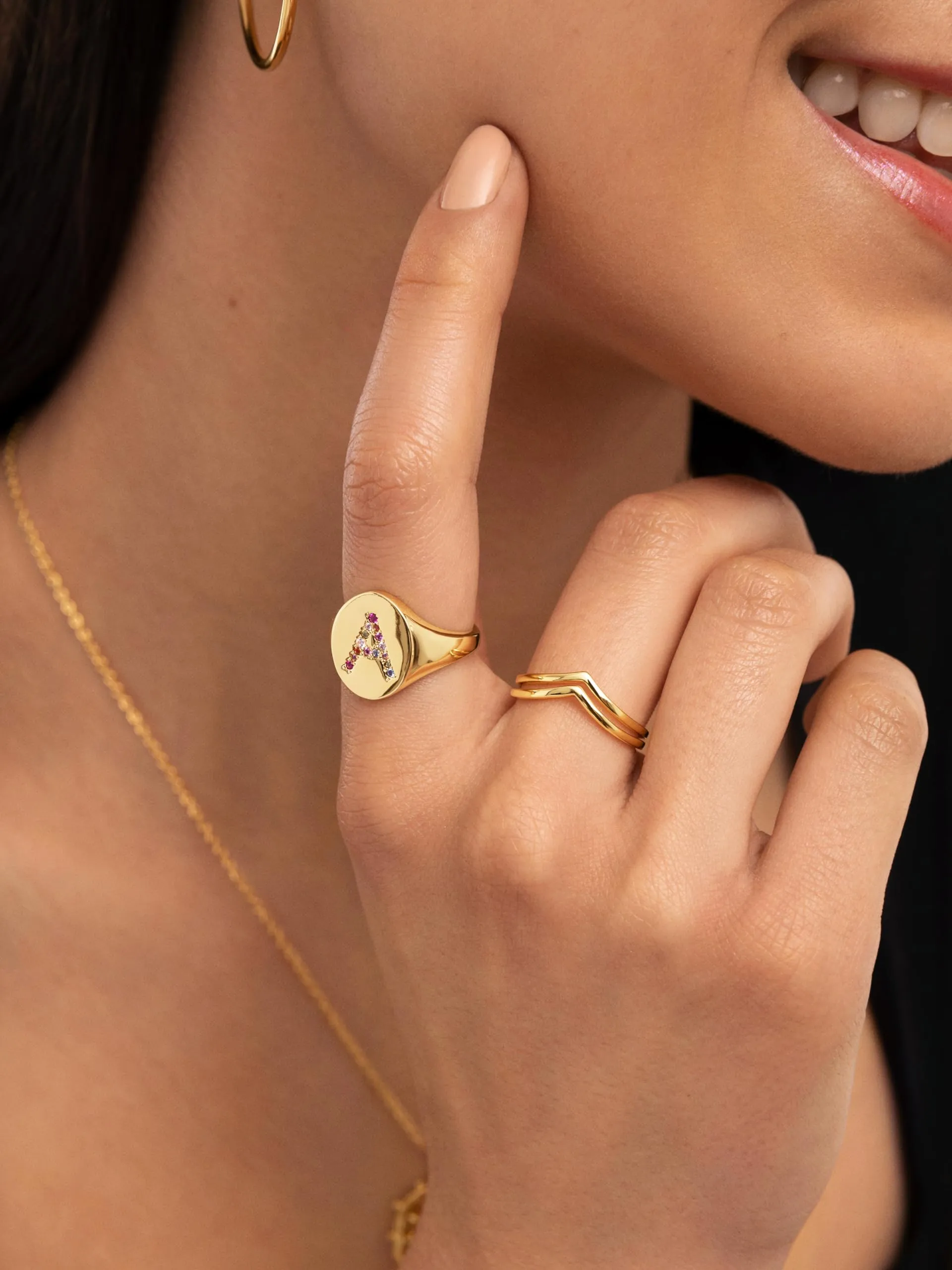 SINGULARU - Anello Personalizzato Signet Letter Colors. Ottone con Finitura Placcata Oro 18Kt. Anello con Motivo Lettera e Zirconi Colorati. Gioielli da Donna. Lettera I - immagine 4