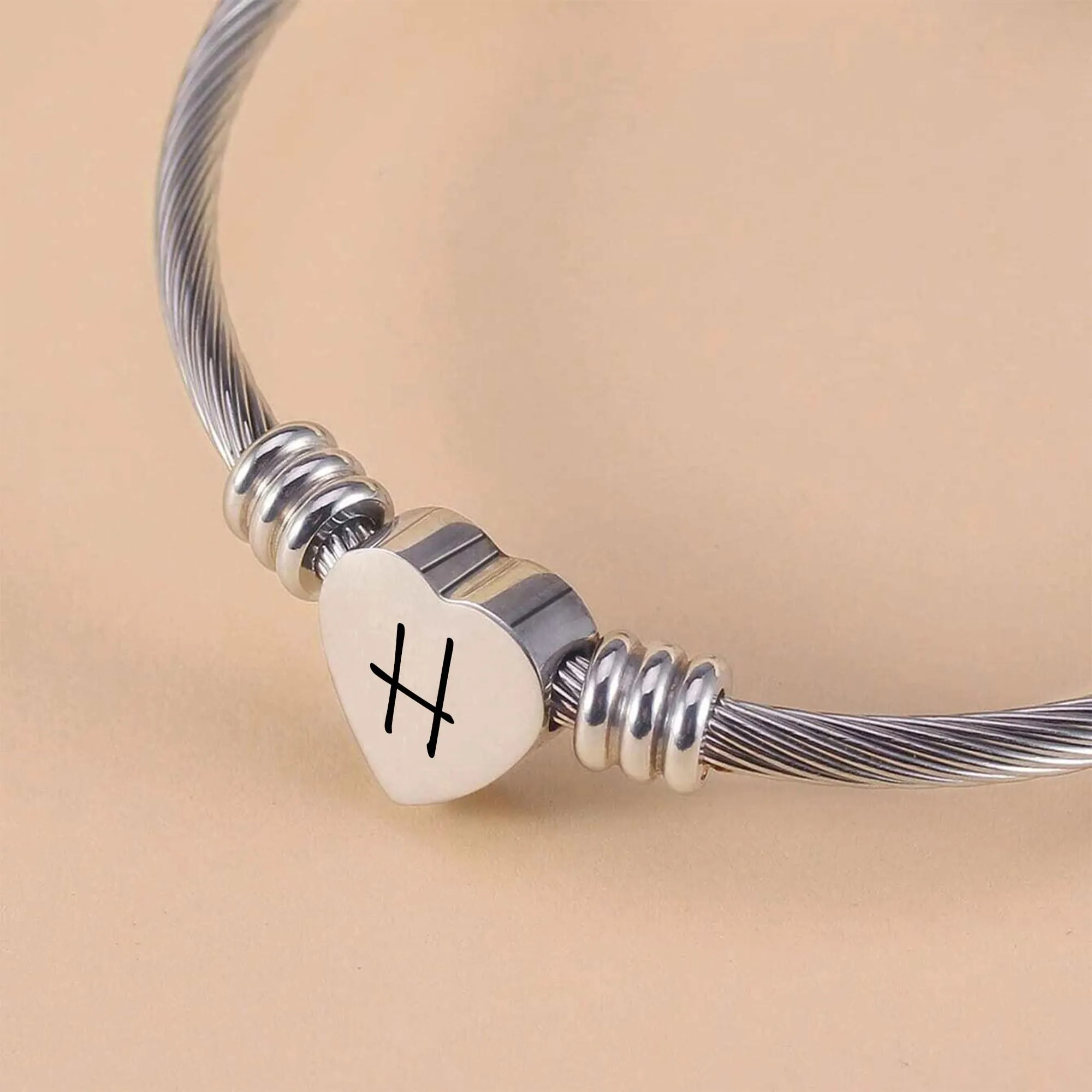 Suonie Argento Amore Cuore 26 Lettera Iniziale Alfabeto A-Z Polsino Bracciale Gioielli Regolabili Regalo Per Figlia Figlio Sorelle Amici Mamma Collega Amante Compleanno Natale (H) - immagine 3