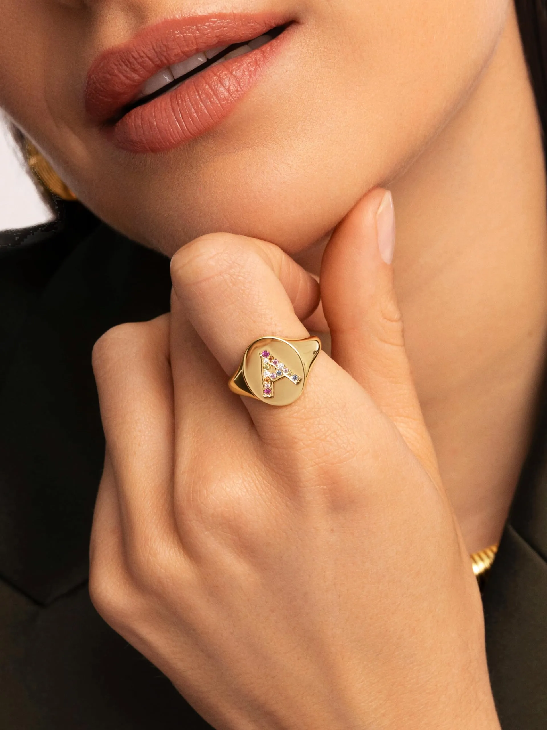 SINGULARU - Anello Personalizzato Signet Letter Colors. Ottone con Finitura Placcata Oro 18Kt. Anello con Motivo Lettera e Zirconi Colorati. Gioielli da Donna. Lettera V - immagine 2