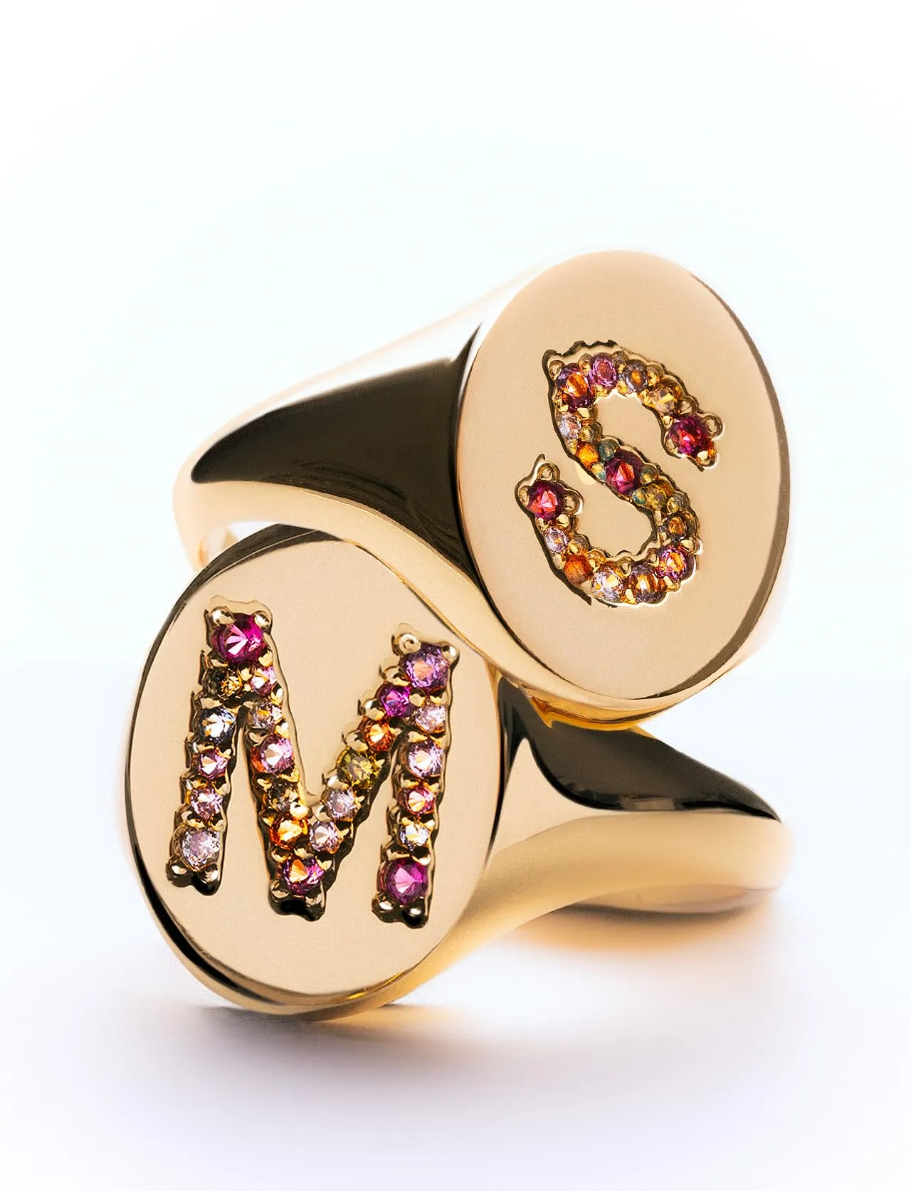 SINGULARU - Anello Personalizzato Signet Letter Colors. Ottone con Finitura Placcata Oro 18Kt. Anello con Motivo Lettera e Zirconi Colorati. Gioielli da Donna. Lettera P - immagine 6