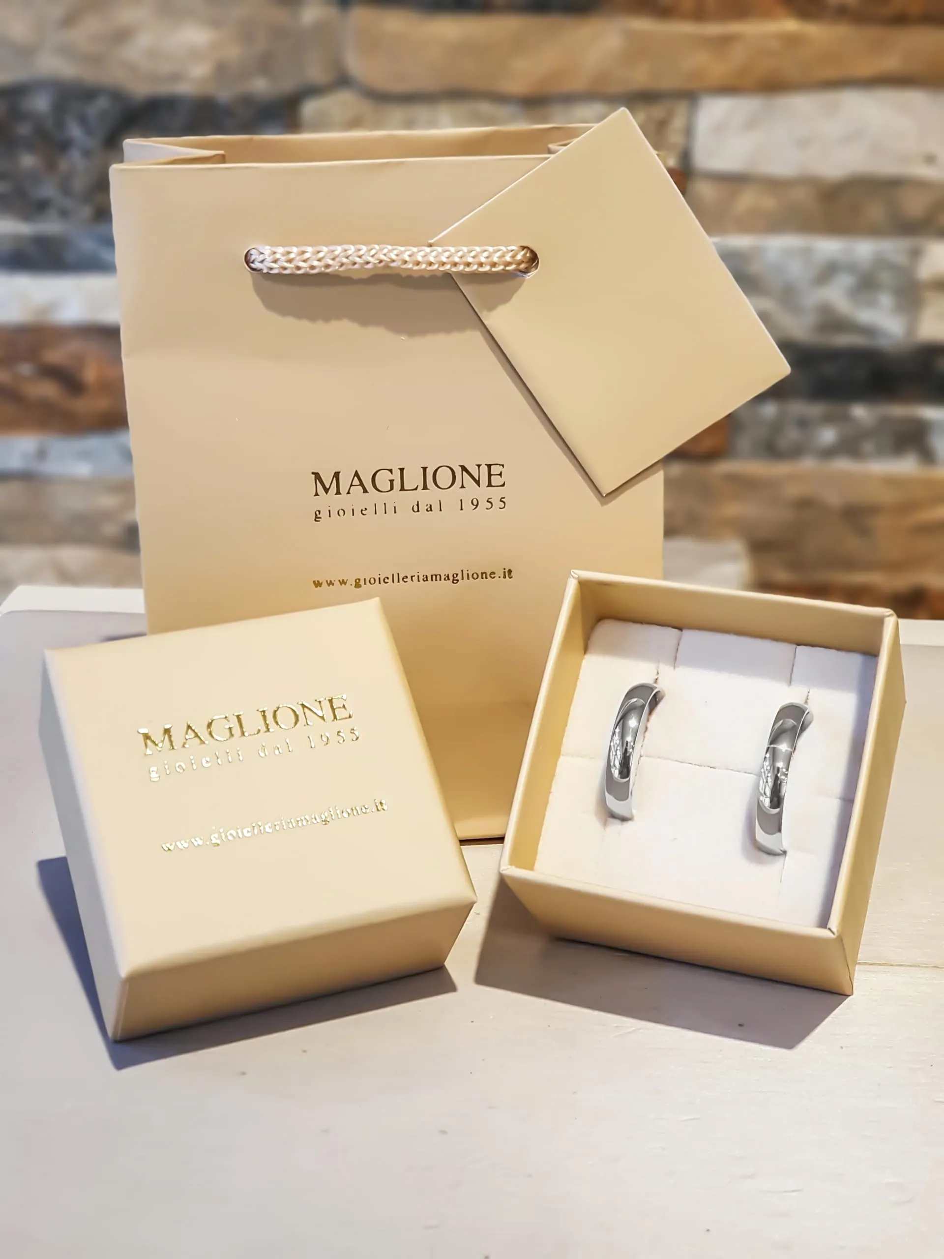 Maglione Gioielli Fede Nuziale pvd Oro 18kt bombatura comoda 4mm e astuccio regalo portafede con incisione gratuita e garanzia (Oro Bianco) - immagine 4