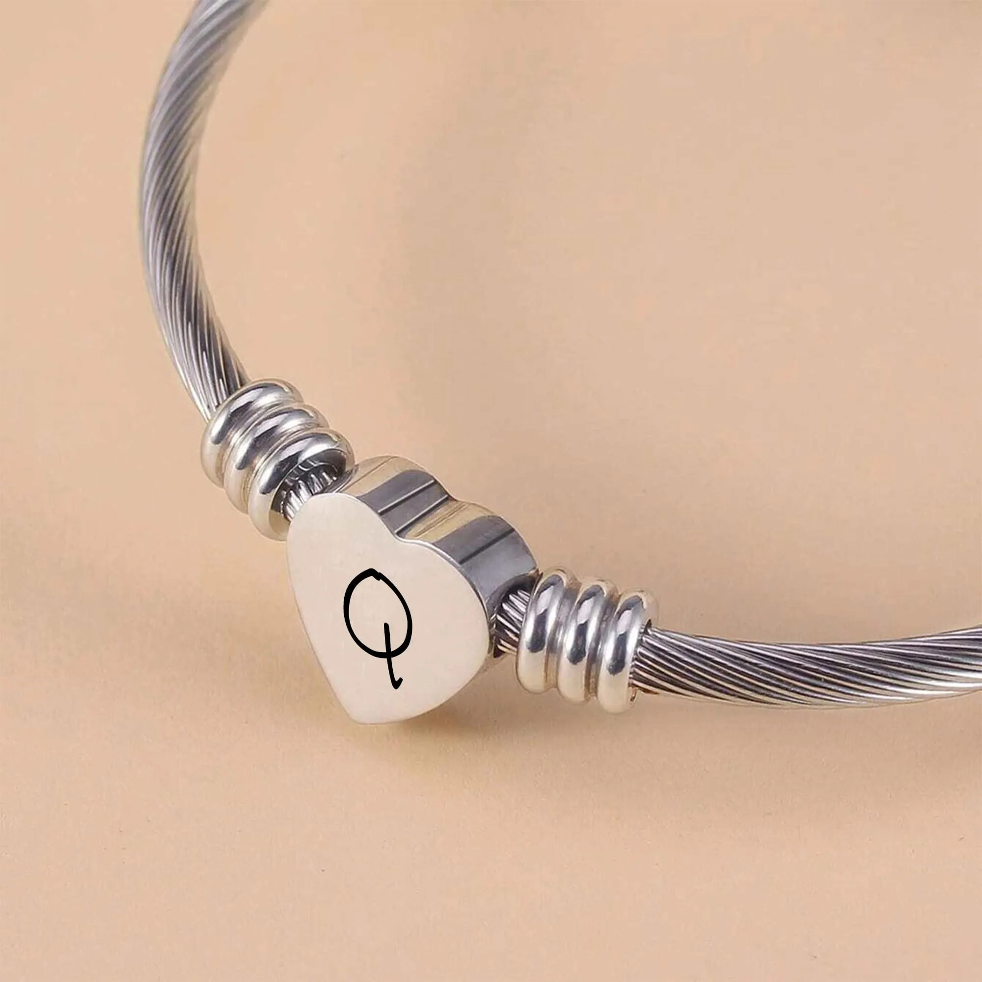 Suonie Argento Amore Cuore 26 Lettera Iniziale Alfabeto A-Z Polsino Bracciale Gioielli Regolabili Regalo Per Figlia Figlio Sorelle Amici Mamma Collega Amante Compleanno Natale (Q) - immagine 3