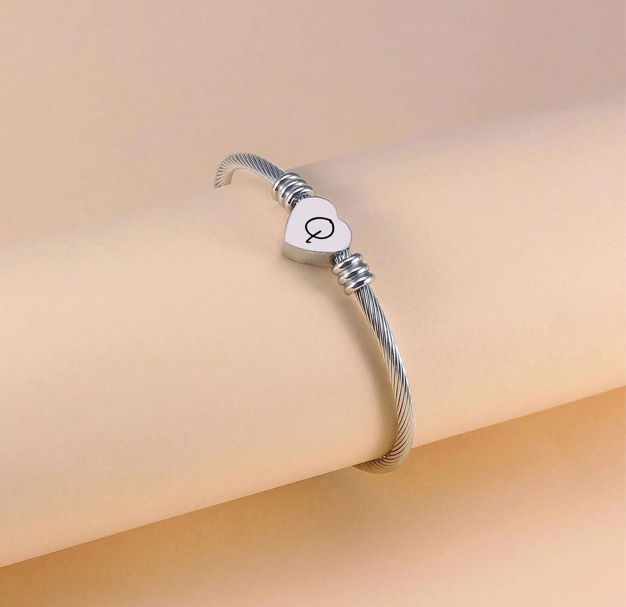 Suonie Argento Amore Cuore 26 Lettera Iniziale Alfabeto A-Z Polsino Bracciale Gioielli Regolabili Regalo Per Figlia Figlio Sorelle Amici Mamma Collega Amante Compleanno Natale (Q) - immagine 4