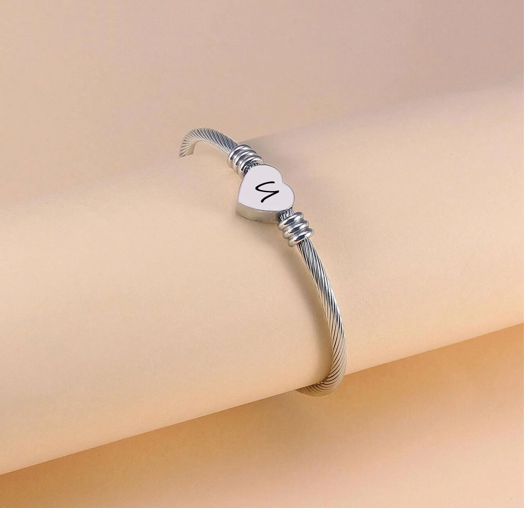 Suonie Argento Amore Cuore 26 Lettera Iniziale Alfabeto A-Z Polsino Bracciale Gioielli Regolabili Regalo Per Figlia Figlio Sorelle Amici Mamma Collega Amante Compleanno Natale (U) - immagine 4
