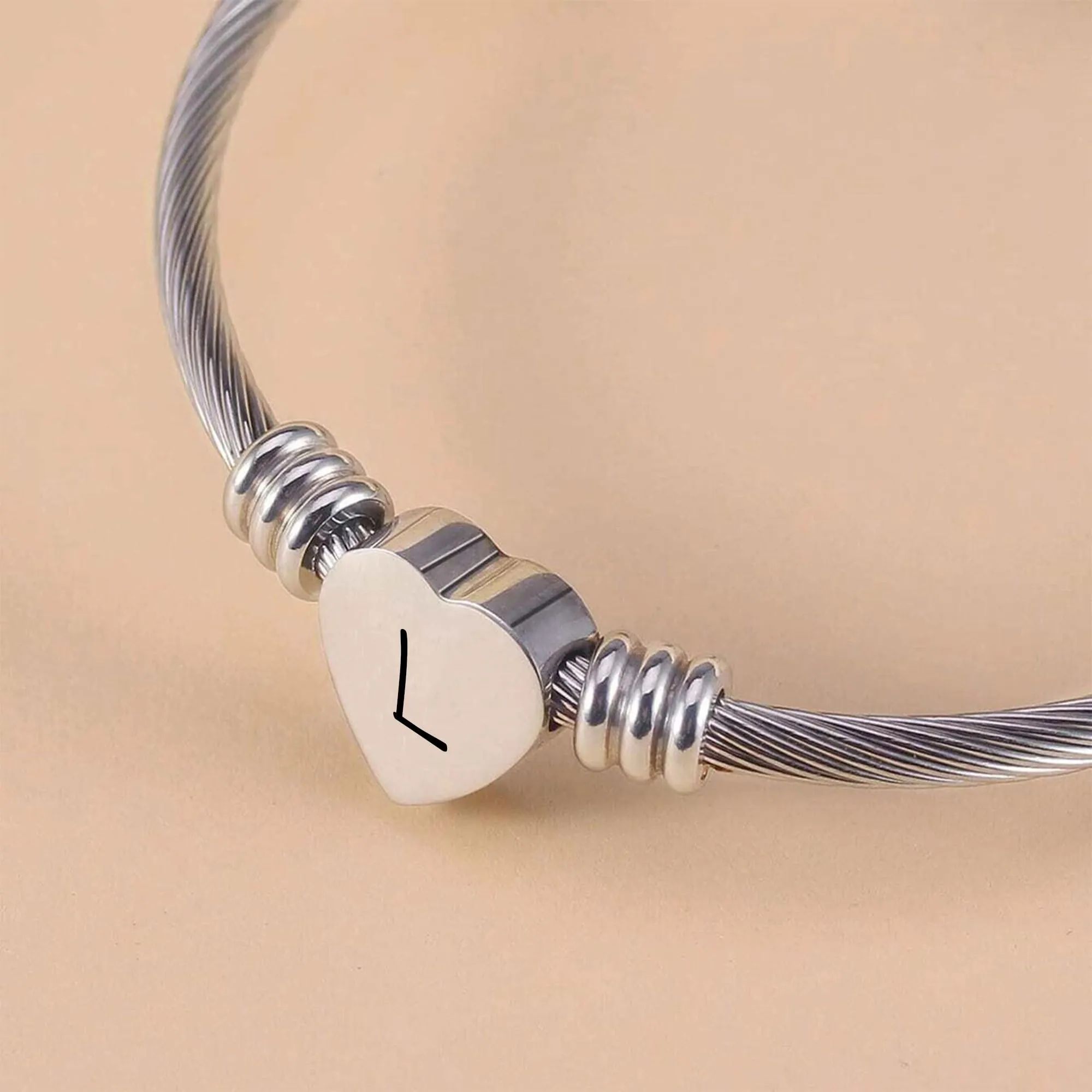 Suonie Argento Amore Cuore 26 Lettera Iniziale Alfabeto A-Z Polsino Bracciale Gioielli Regolabili Regalo Per Figlia Figlio Sorelle Amici Mamma Collega Amante Compleanno Natale (L) - immagine 3
