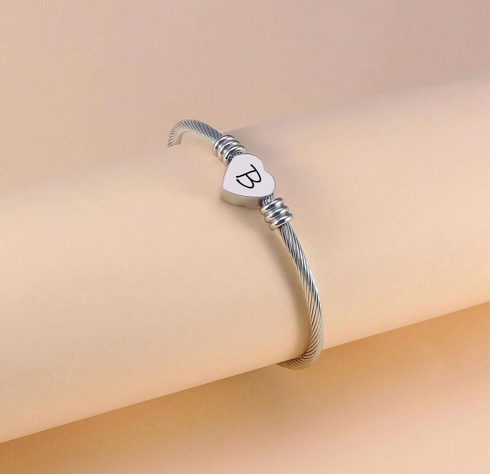 Suonie Argento Amore Cuore 26 Lettera Iniziale Alfabeto A-Z Polsino Bracciale Gioielli Regolabili Regalo Per Figlia Figlio Sorelle Amici Mamma Collega Amante Compleanno Natale (B) - immagine 4