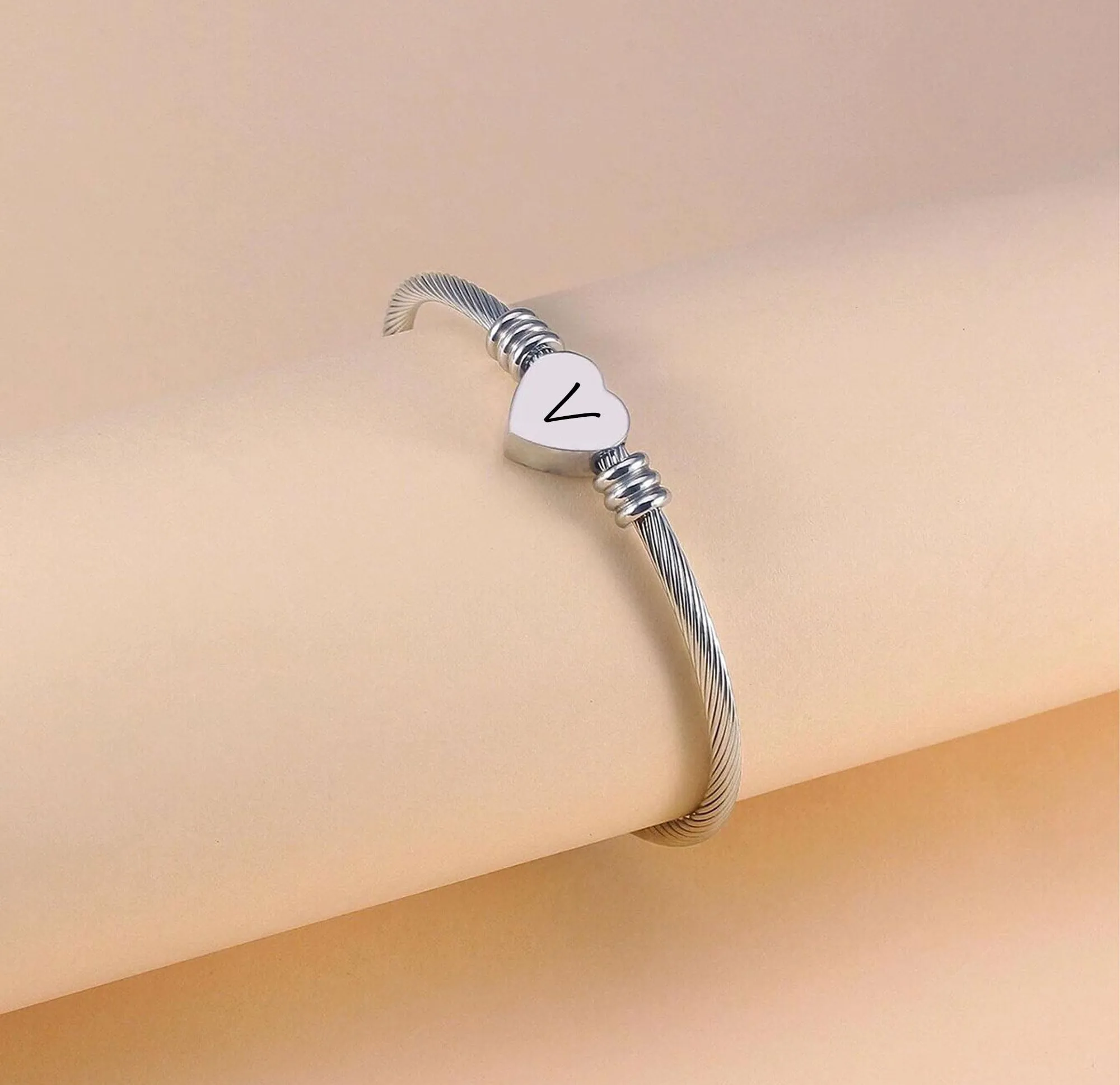 Suonie Argento Amore Cuore 26 Lettera Iniziale Alfabeto A-Z Polsino Bracciale Gioielli Regolabili Regalo Per Figlia Figlio Sorelle Amici Mamma Collega Amante Compleanno Natale (V) - immagine 4