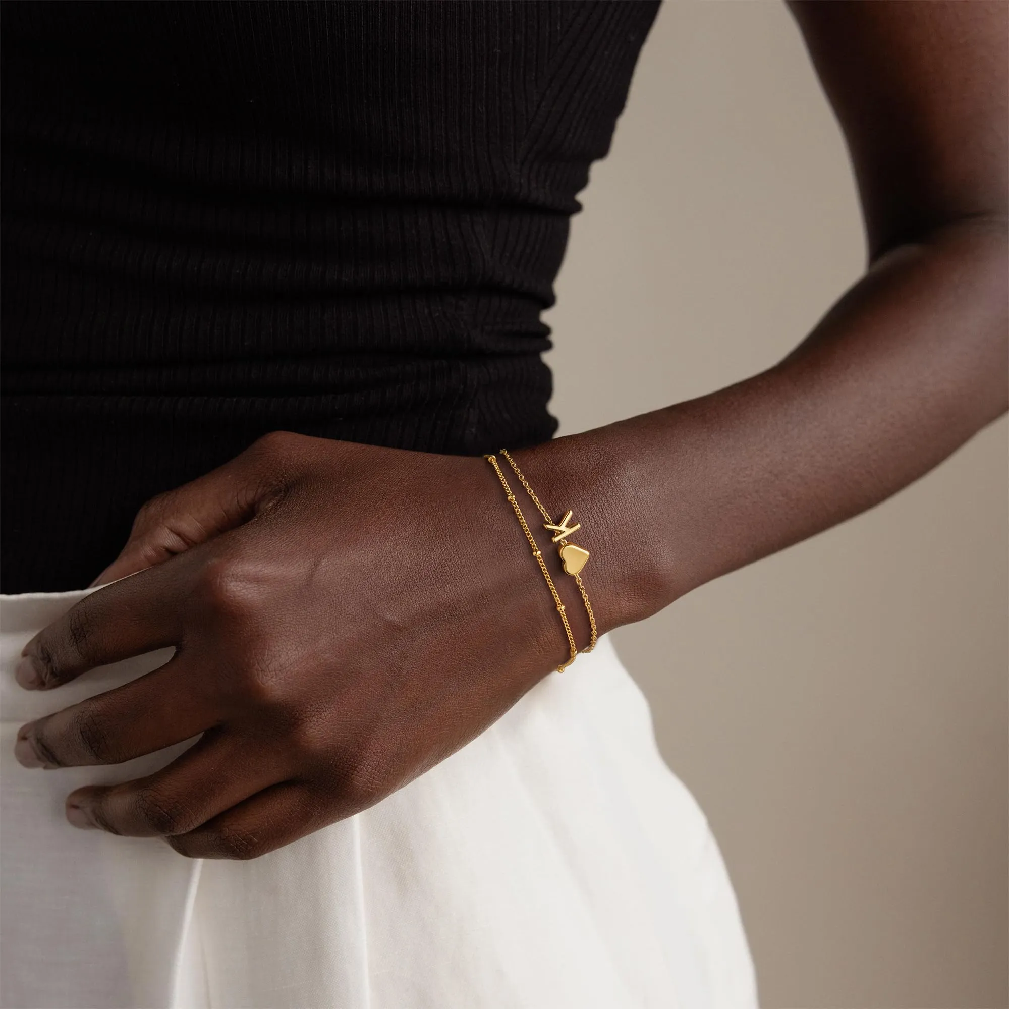 Bracciale da donna TINGN in oro - Bracciali a strati in oro placcato 14K con cuore personalizzati, bracciale con monogramma in alfabeto, gioielli in oro da donna, regali per donne, fidanzate, ragazze - immagine 3
