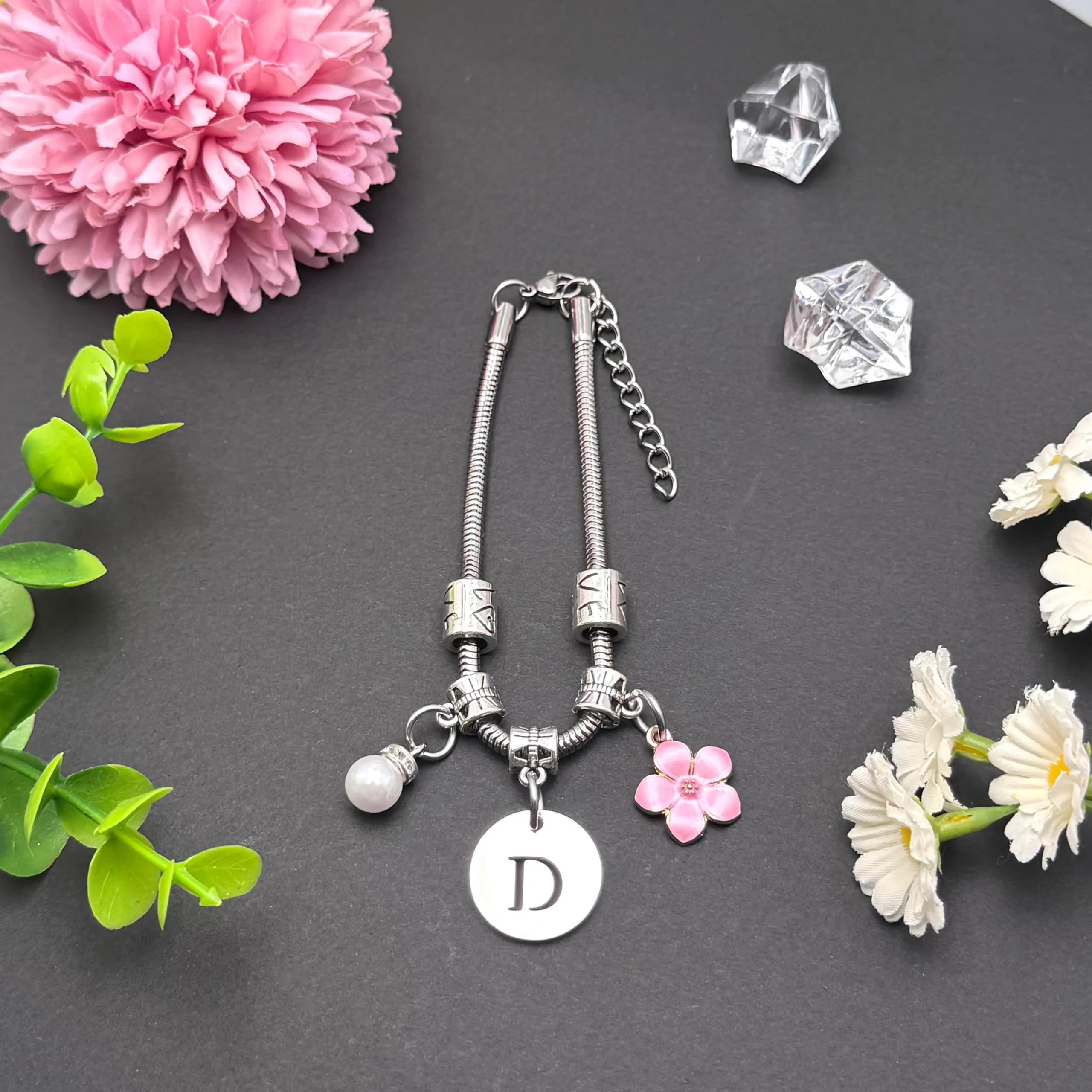 YJYJZX Iniziale Bracciale Con Donna Ragazza Amica Sorella Mamma Compleanno Natale Ispirazione Regali Regolabili Ciondolo Con Lettera A-Z Colore Argento Bracciale Gioielli per Donne Ragazze Regali (D) - immagine 2