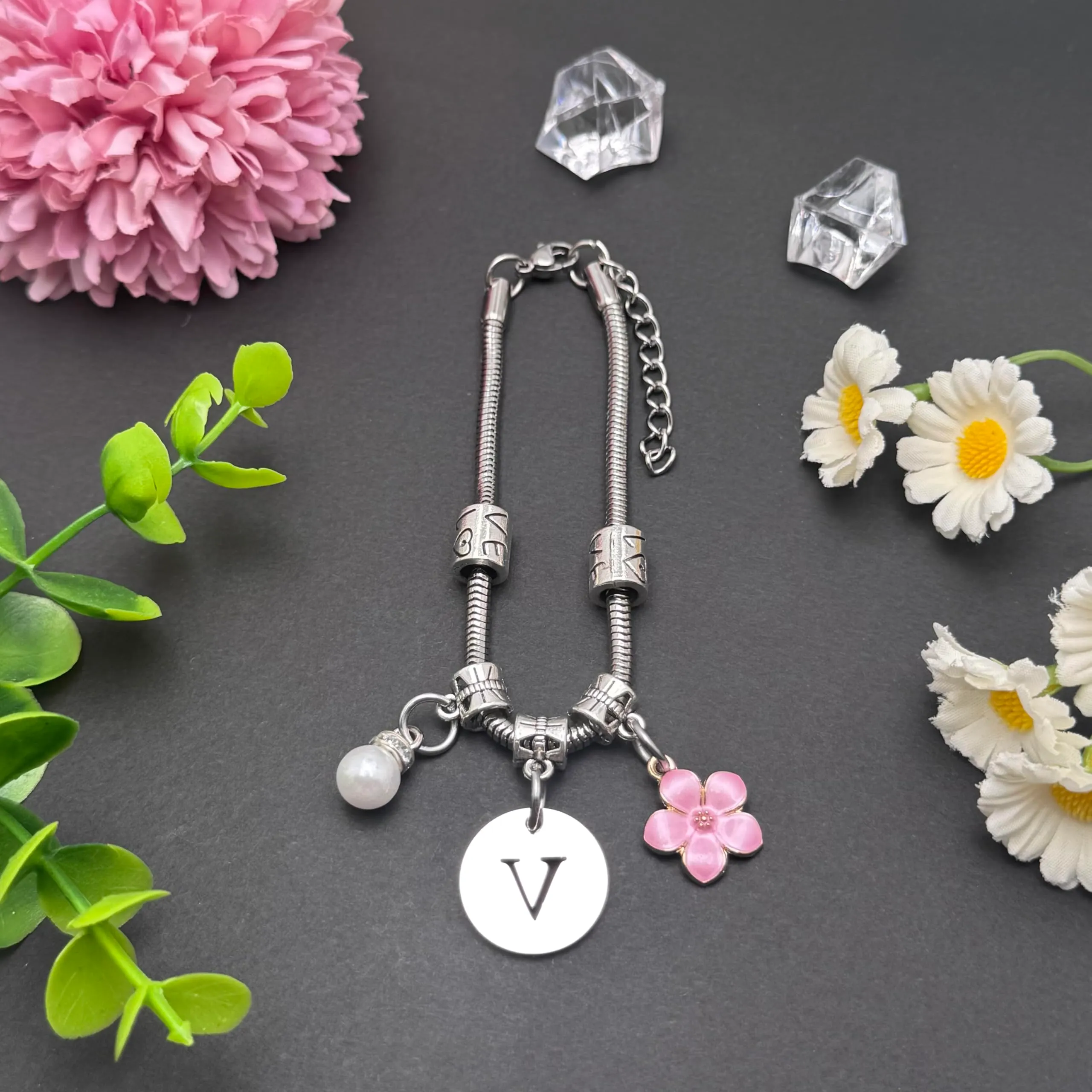 YJYJZX Iniziale Bracciale Con Donna Ragazza Amica Sorella Mamma Compleanno Natale Ispirazione Regali Regolabili Ciondolo Con Lettera A-Z Colore Argento Bracciale Gioielli per Donne Ragazze Regali (V) - immagine 2