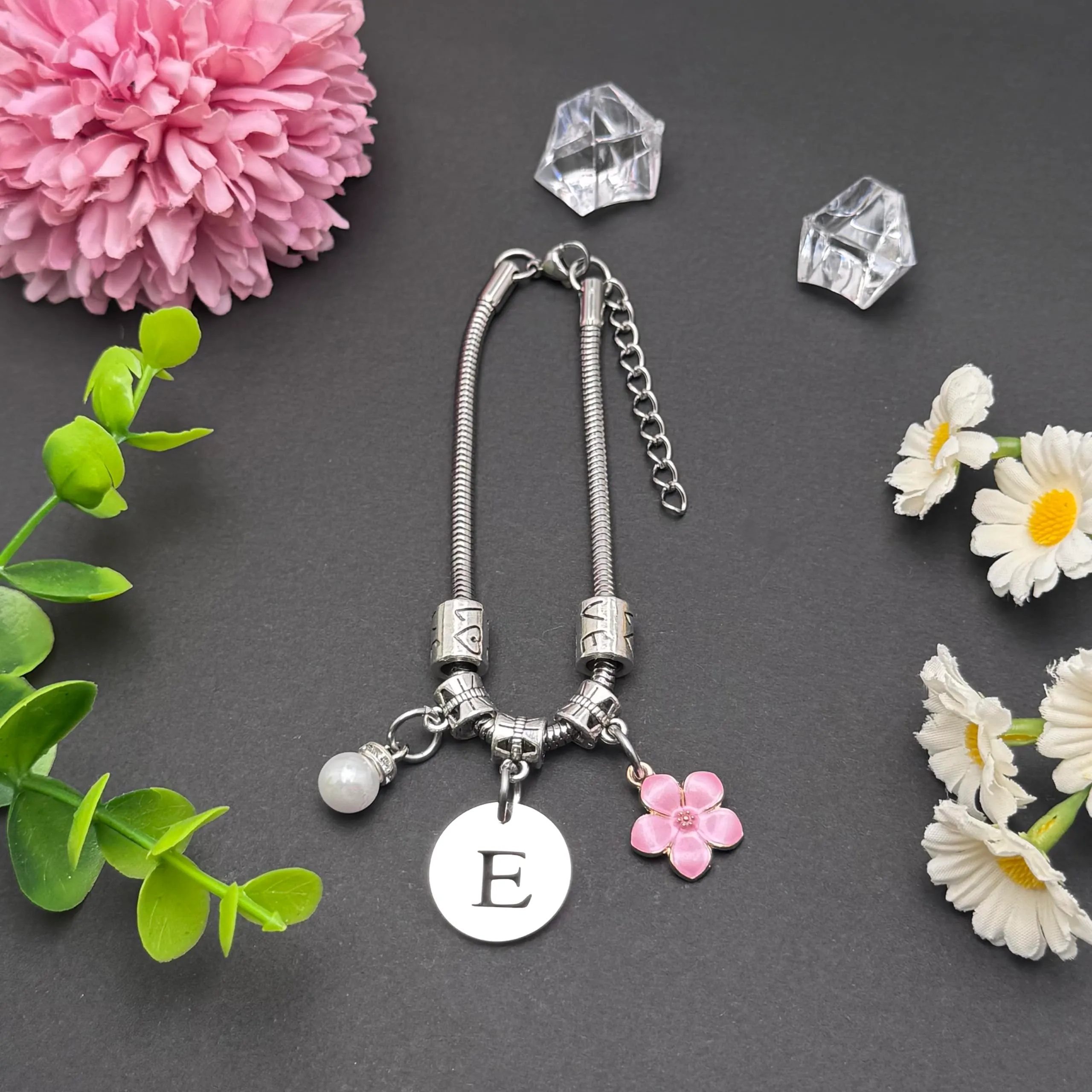 YJYJZX Iniziale Bracciale Con Donna Ragazza Amica Sorella Mamma Compleanno Natale Ispirazione Regali Regolabili Ciondolo Con Lettera A-Z Colore Argento Bracciale Gioielli per Donne Ragazze Regali (E) - immagine 2