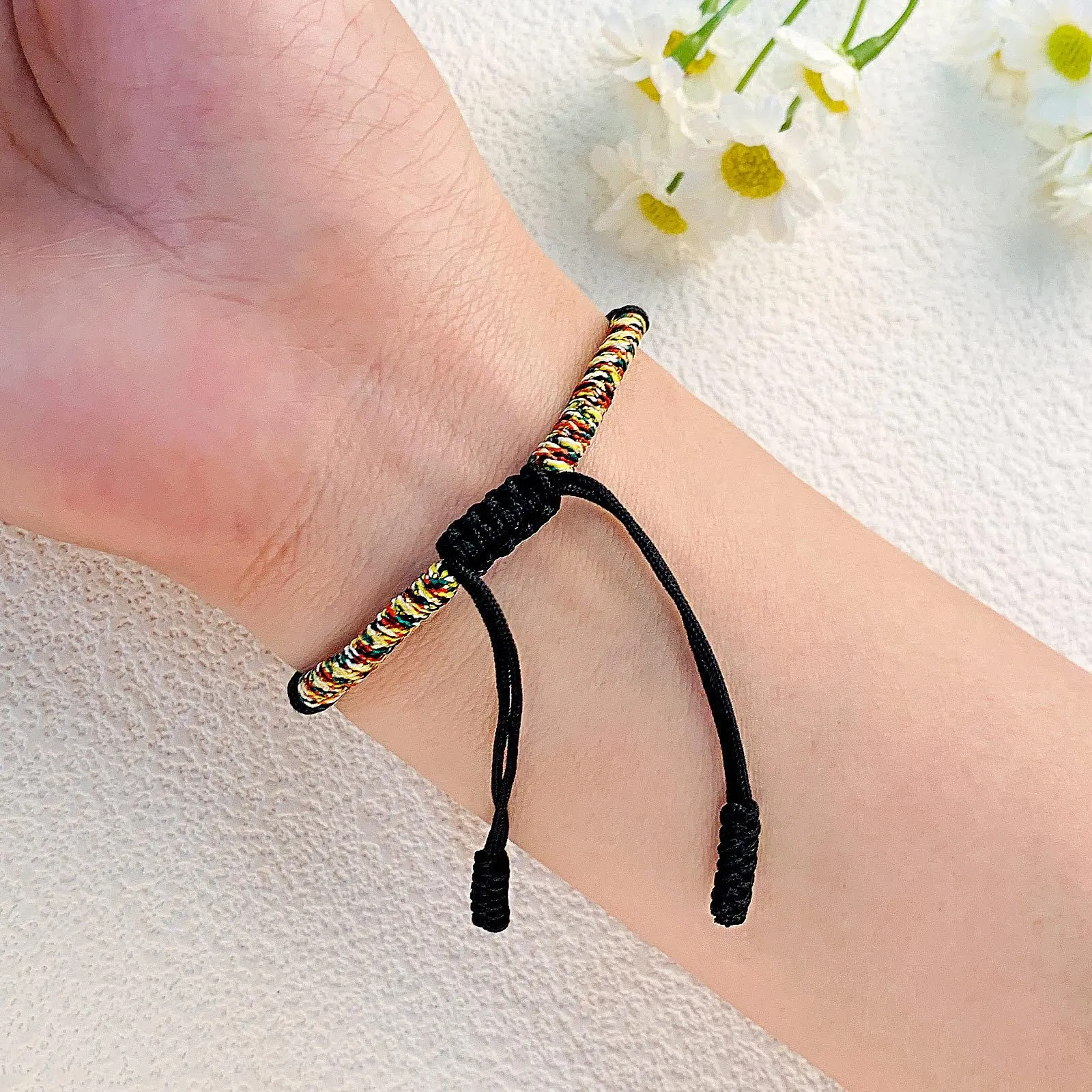 Aucuu Portafortuna Braccialetto, Braccialetti Intrecciati, Braccialetti Amicizia Intrecciati, Tibetano Amicizia Corda Bracciale, Bracciali Fatto a Mano, Bracciale Regolabile per Donne Uomo Bambini - immagine 4