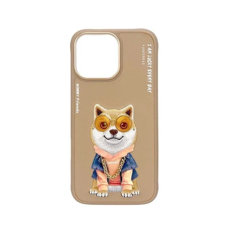 Cover Nimmy Friends Shiba Inu Ricamata 3D Marrone per iPhone 16 Pro - immagine 1