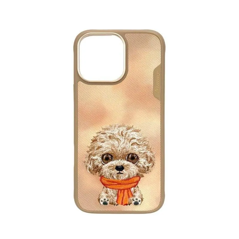 Cover Nimmy Friends 3D Ricamata Marrone Poodle per iPhone 16 Pro - immagine 1