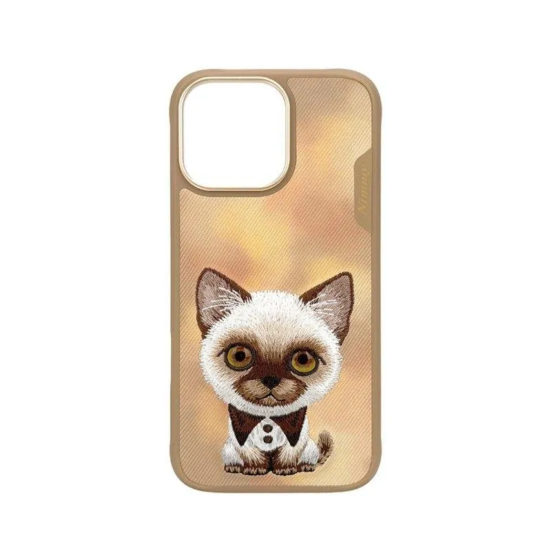 Custodia Nimmy Friends Ricamata 3D Marrone Gatto Siamese per iPhone 16 Pro - immagine 1