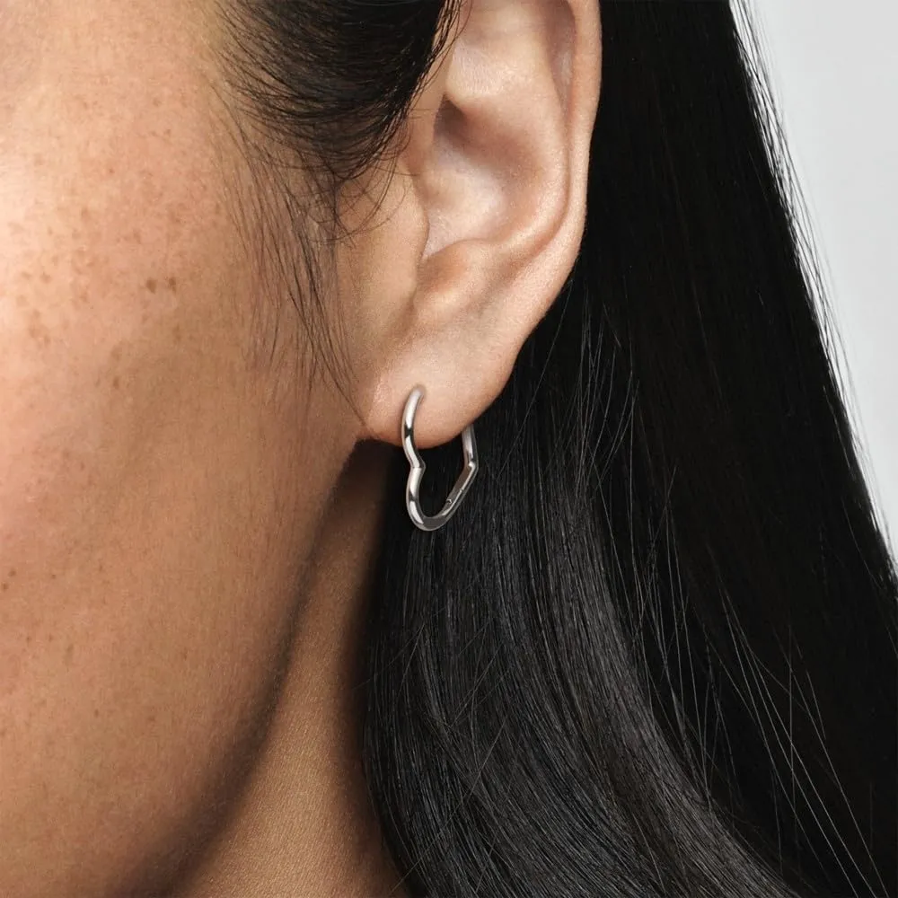 PANDORA Icons Orecchini a cerchio in argento Sterling con piccolo cuore asimmetrico - immagine 3