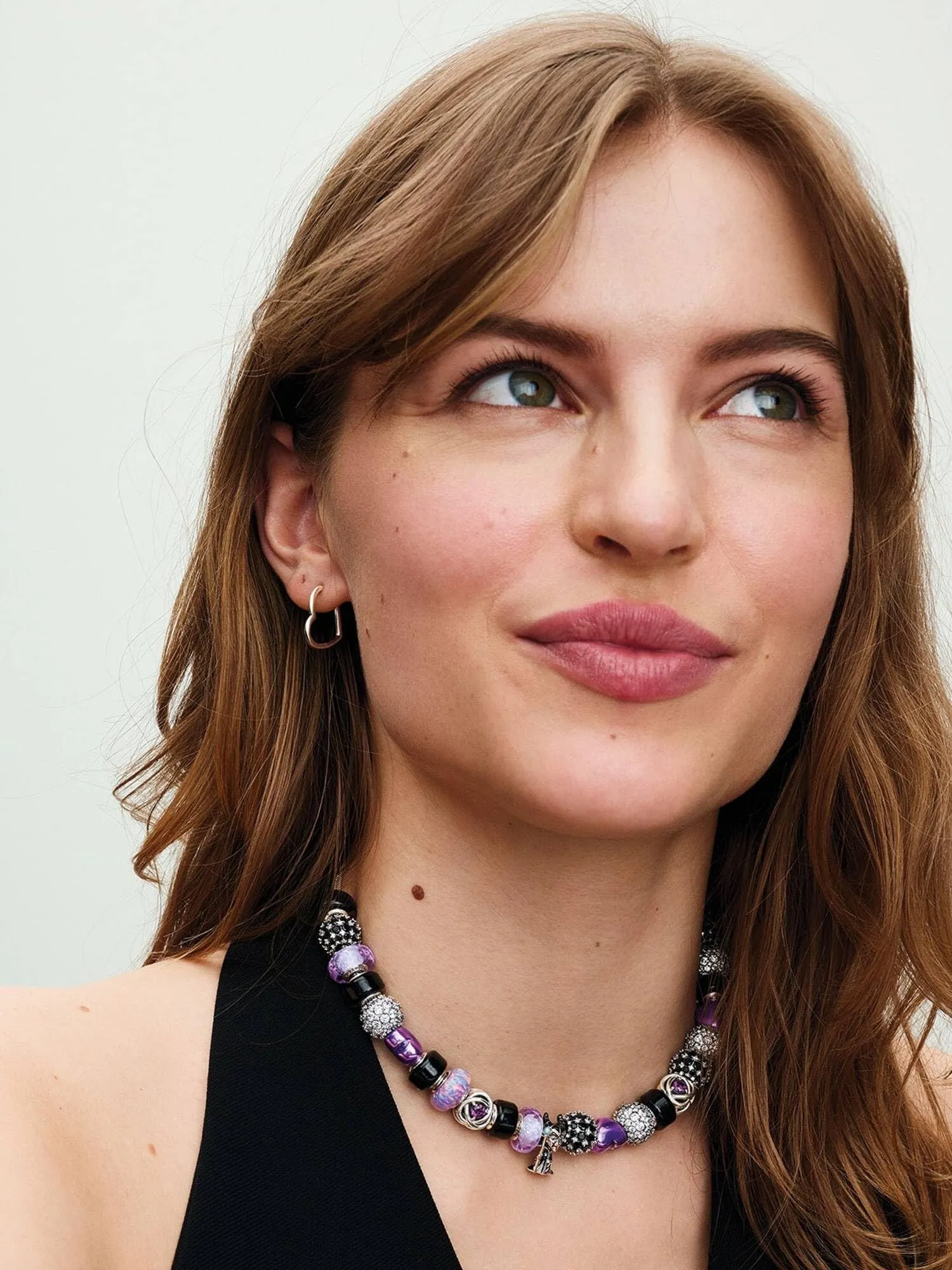 PANDORA Icons Orecchini a cerchio in argento Sterling con piccolo cuore asimmetrico - immagine 5