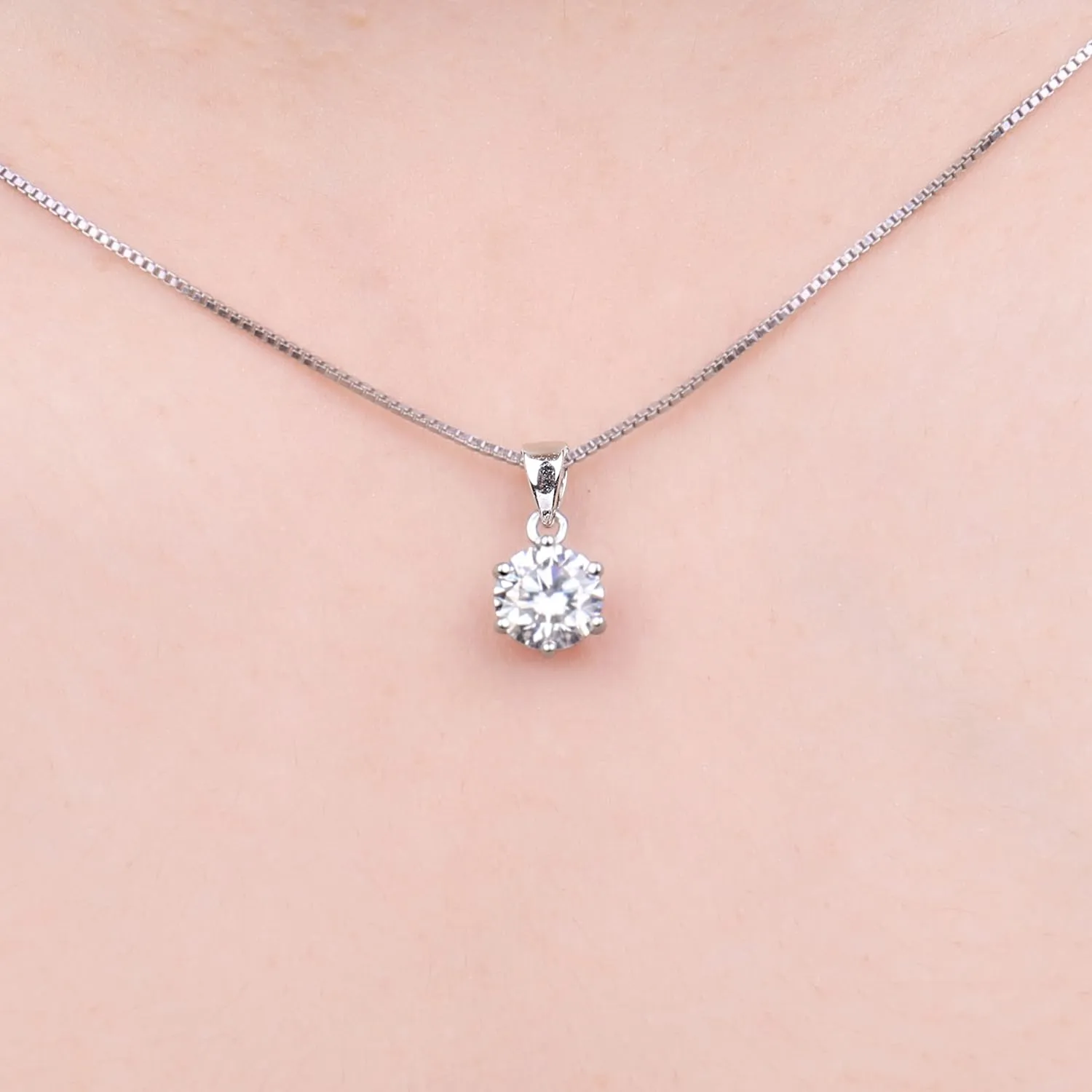 JewelryPalace 0.5ct Collana Solitario Donna placcato oro bianco 14K con Creato Moissanite, Collana Ciondolo Pietra a Taglio Rotondo con Catena Veneziana 45cm, Collane Pendenti Set Gioielli Donna - immagine 4